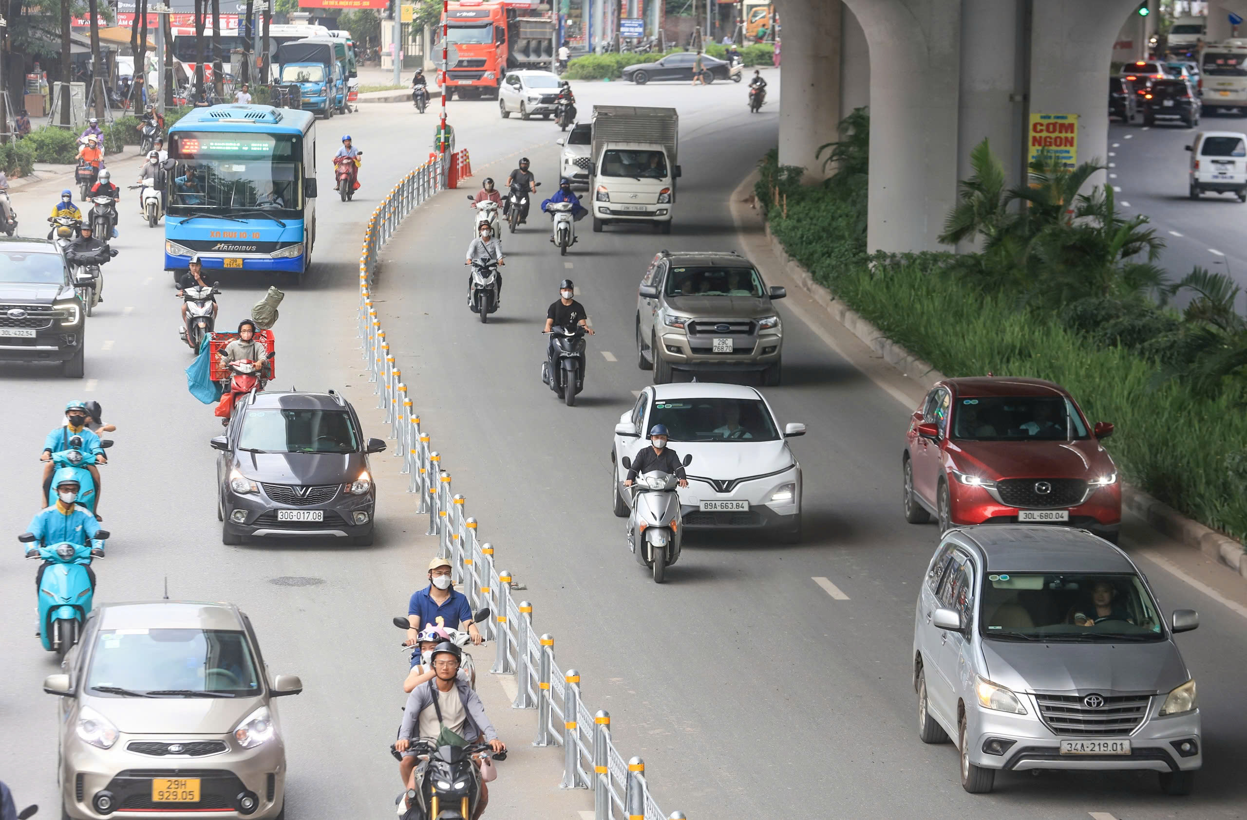 Hà Nội: Phân làn cứng trên đường Phạm Văn Đồng từ ngày 4/7- Ảnh 1.