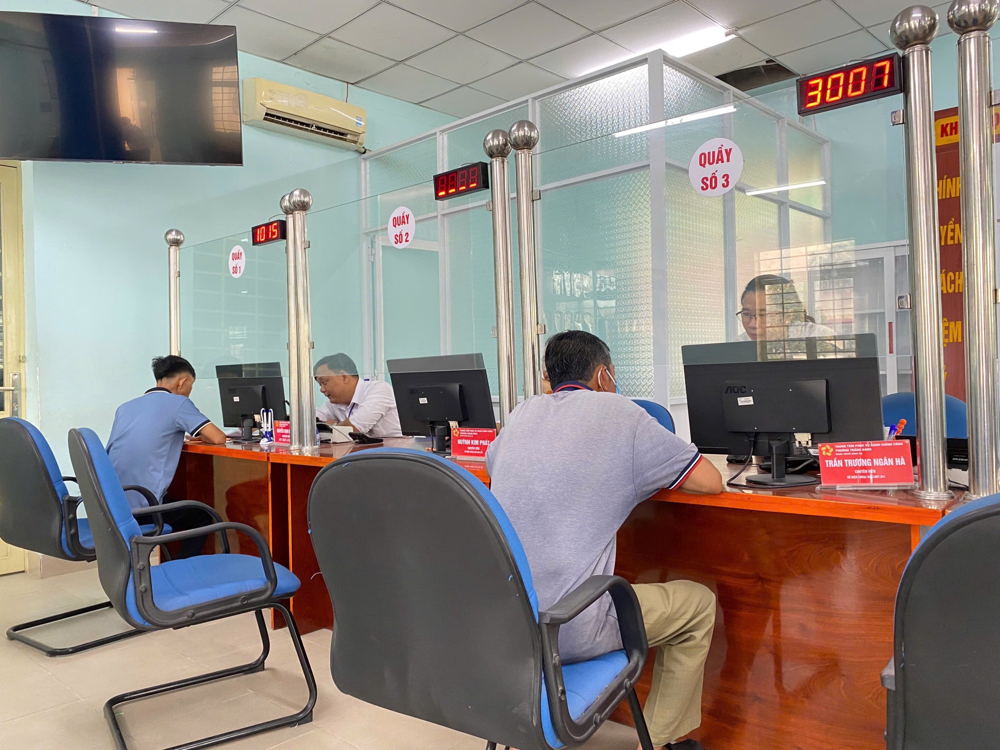 Ngày đầu vận hành, các "siêu phường xã" đông người dân làm thủ tục- Ảnh 15. Ngày đầu vận hành, các "siêu phường xã" đông người dân làm thủ tục- Ảnh 15.
