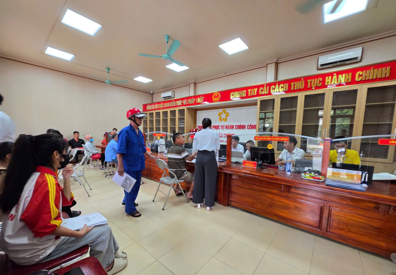 Ngày đầu vận hành, các "siêu phường xã" đông người dân làm thủ tục- Ảnh 5.