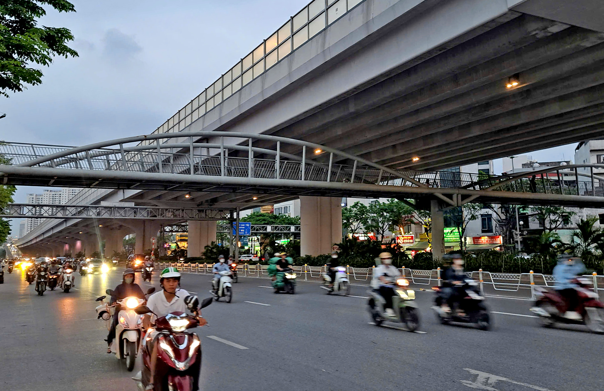 Hà Nội: Cần gì để phân làn hai tuyến đường huyết mạch?- Ảnh 1.