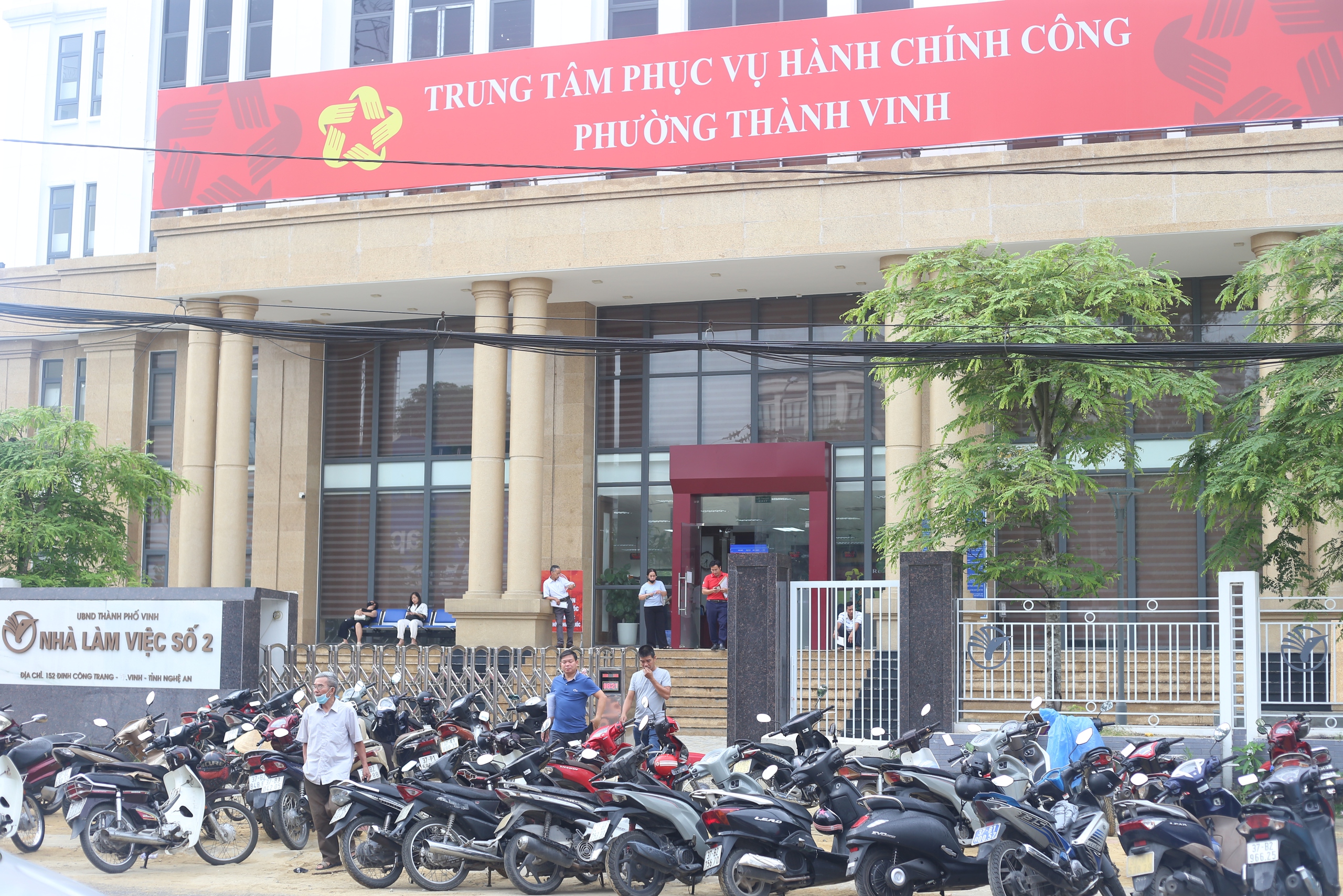 Ngày đầu vận hành, các "siêu phường xã", đông người dân làm thủ tục- Ảnh 10. Ngày đầu vận hành, các "siêu phường xã", đông người dân làm thủ tục- Ảnh 10.