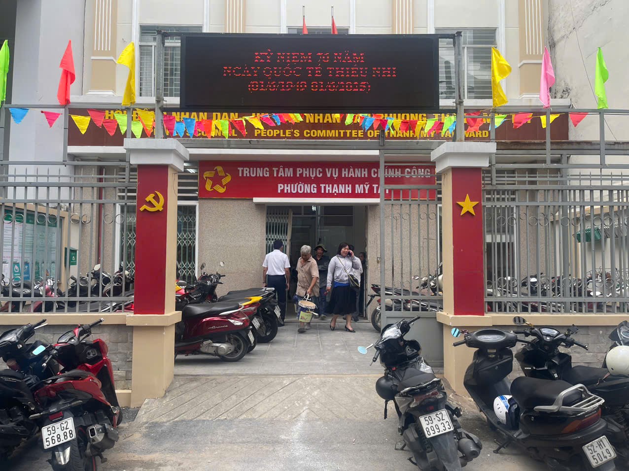 "Cán bộ robot" giúp người dân làm thủ tục hành chính tại TP.HCM- Ảnh 4. "Cán bộ robot" giúp người dân làm thủ tục hành chính tại TP.HCM- Ảnh 4.