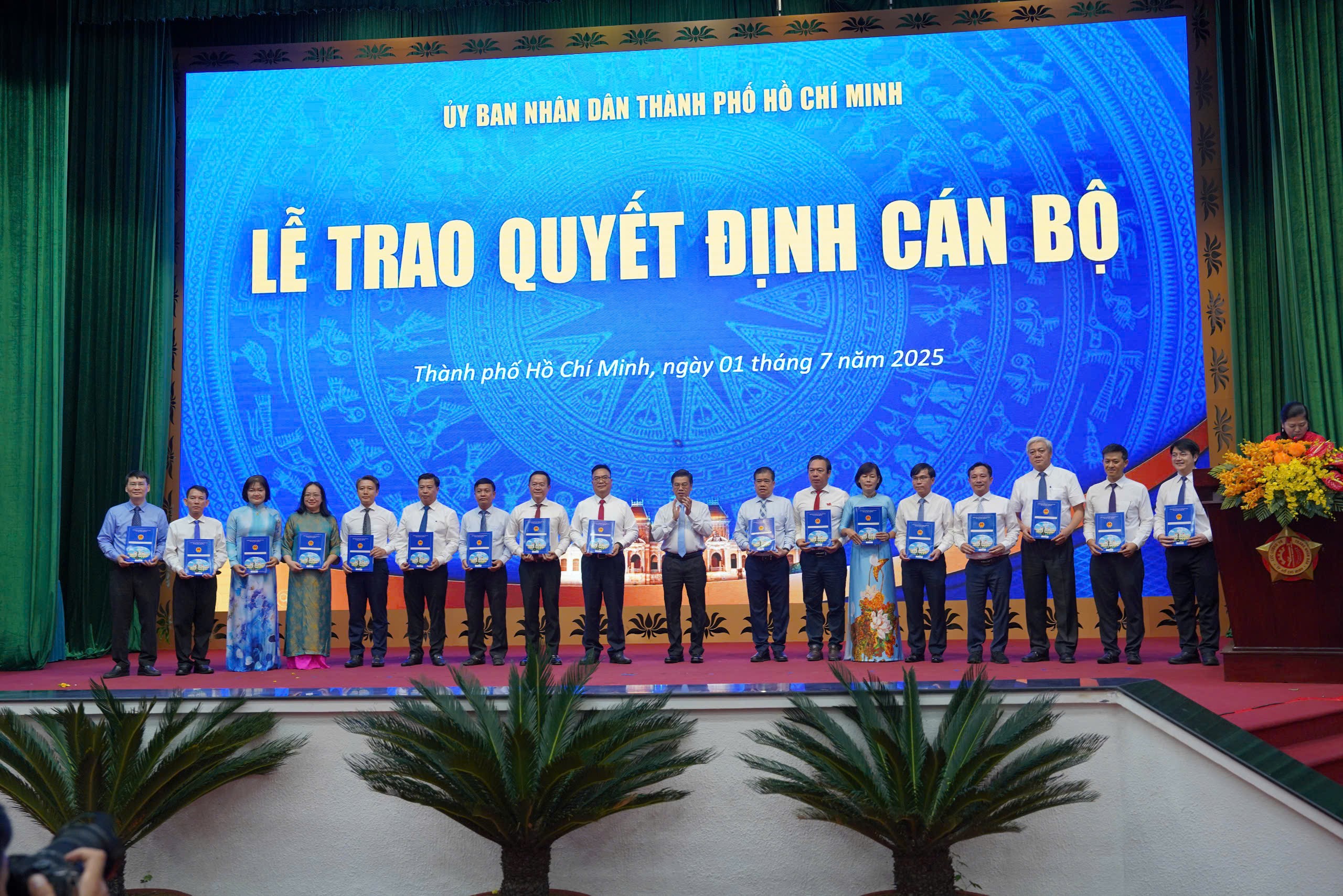 TP.HCM trao quyết định bổ nhiệm lãnh đạo 15 sở, ngành sau sáp nhập- Ảnh 1.