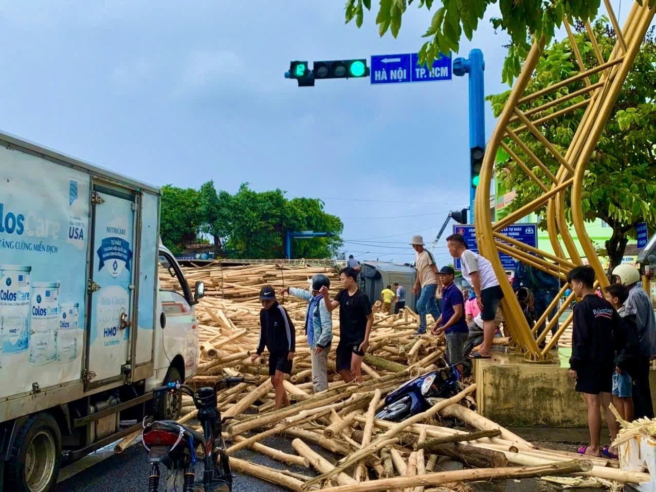 Xe chở gỗ keo bị lật khiến nam sinh đi đường tử vong- Ảnh 1. Xe chở gỗ keo bị lật khiến nam sinh đi đường tử vong- Ảnh 1.