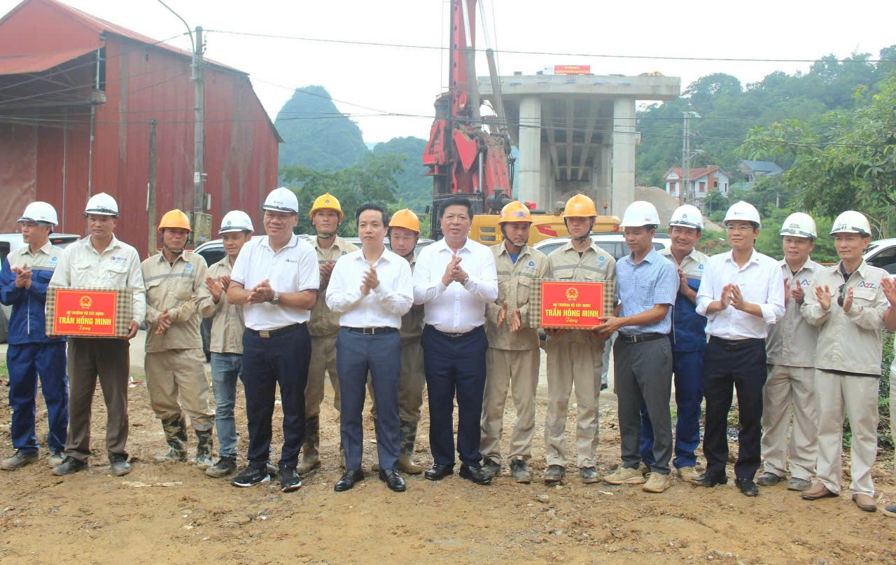 Minister Tran Hong Minh: Dong Dang – Tra Linh Expressway must be completed in 2025- Ảnh 2. Minister Tran Hong Minh: Dong Dang – Tra Linh Expressway must be completed in 2025- Ảnh 2.