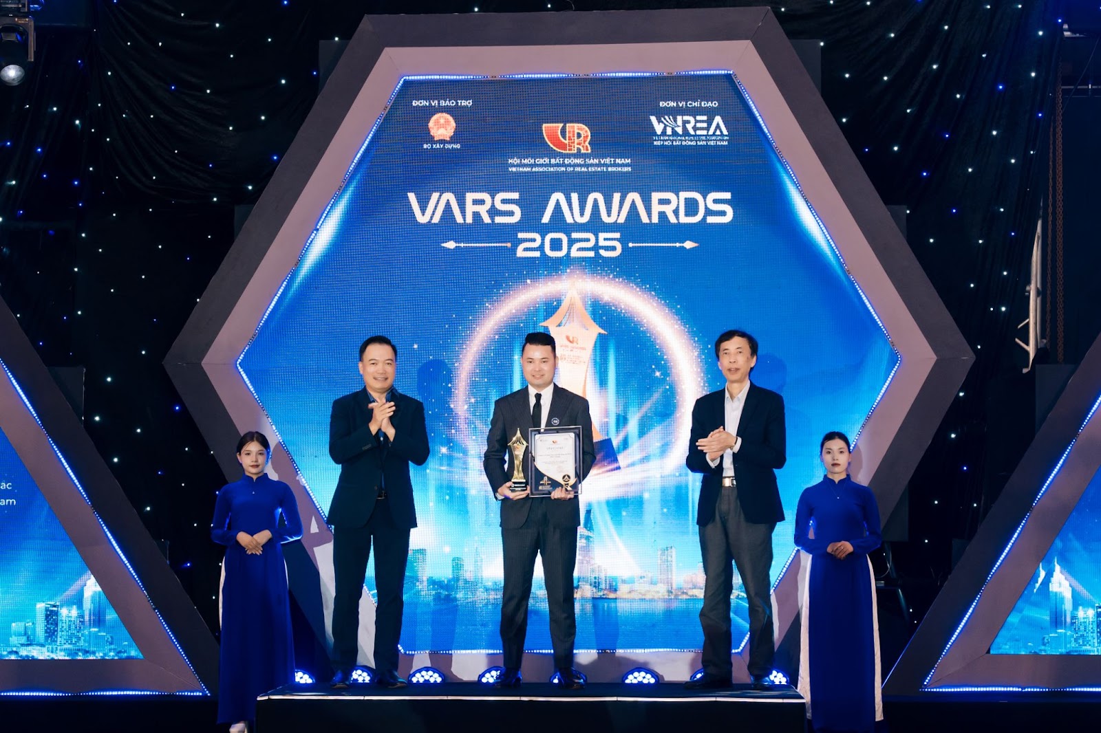 MICC Group ghi dấu tại VARS Award 2025 với loạt giải thưởng danh giá- Ảnh 1. MICC Group ghi dấu tại VARS Award 2025 với loạt giải thưởng danh giá- Ảnh 1.
