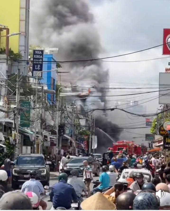 45 chiến sĩ, ba xe cứu hỏa dập tắt đám cháy cửa hàng điện thoại di động ở Cần Thơ- Ảnh 3. 45 chiến sĩ, ba xe cứu hỏa dập tắt đám cháy cửa hàng điện thoại di động ở Cần Thơ- Ảnh 3.