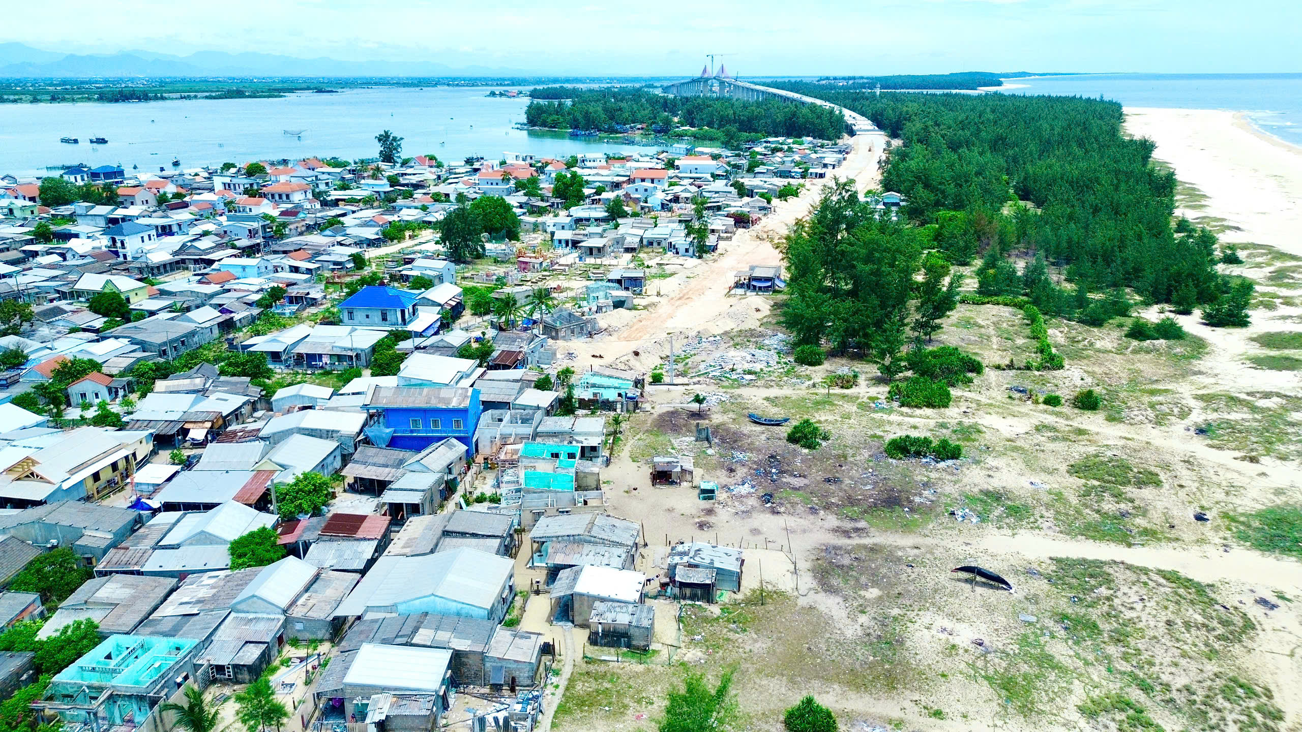Còn vướng 1,6km mặt bằng, cầu vượt biển dài nhất miền Trung có cán đích đúng hẹn 31/12?- Ảnh 2. Còn vướng 1,6km mặt bằng, cầu vượt biển dài nhất miền Trung có cán đích đúng hẹn 31/12?- Ảnh 2.