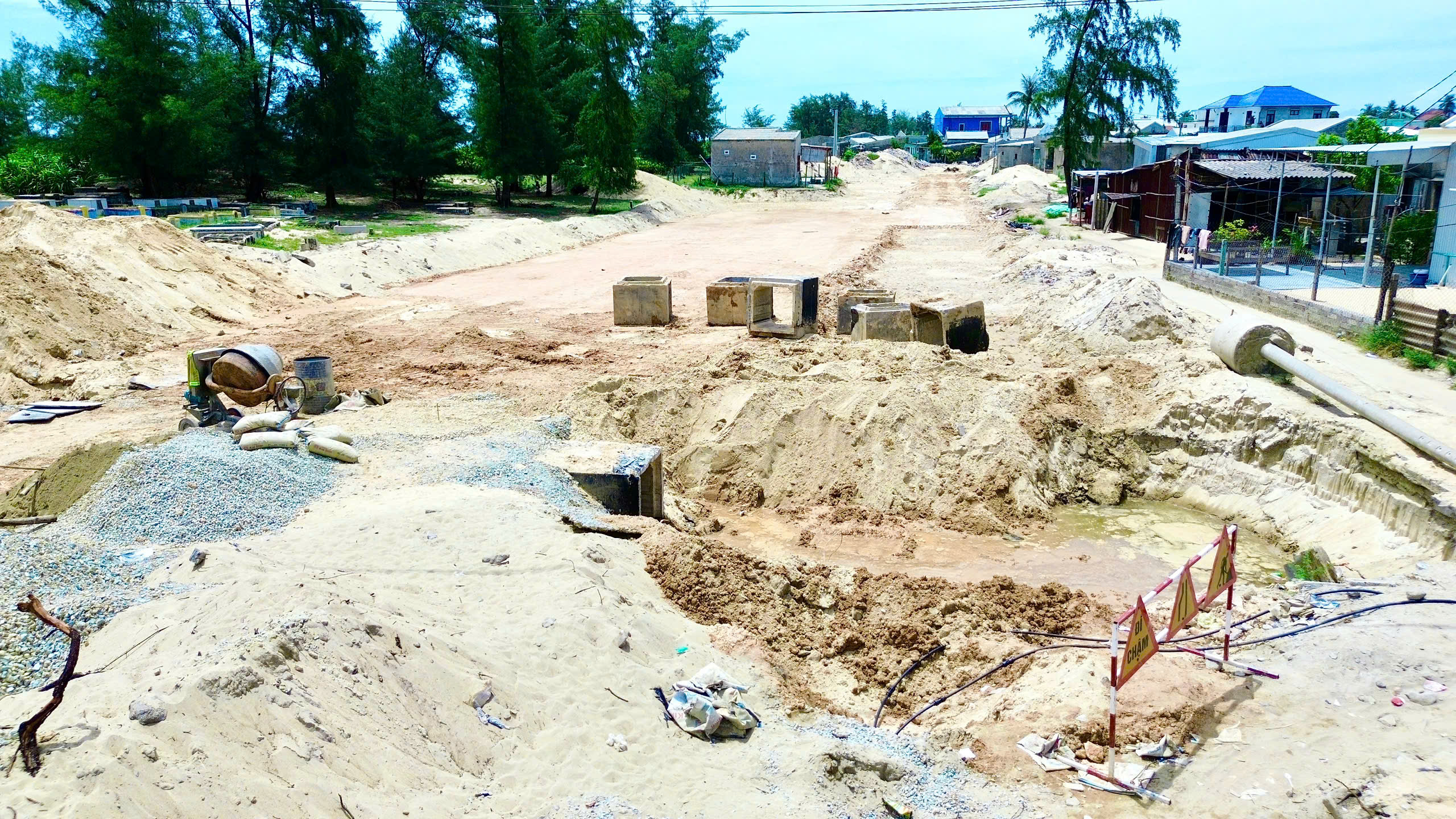 Còn vướng 1,6km mặt bằng, cầu vượt biển dài nhất miền Trung có cán đích đúng hẹn 31/12?- Ảnh 4. Còn vướng 1,6km mặt bằng, cầu vượt biển dài nhất miền Trung có cán đích đúng hẹn 31/12?- Ảnh 4.