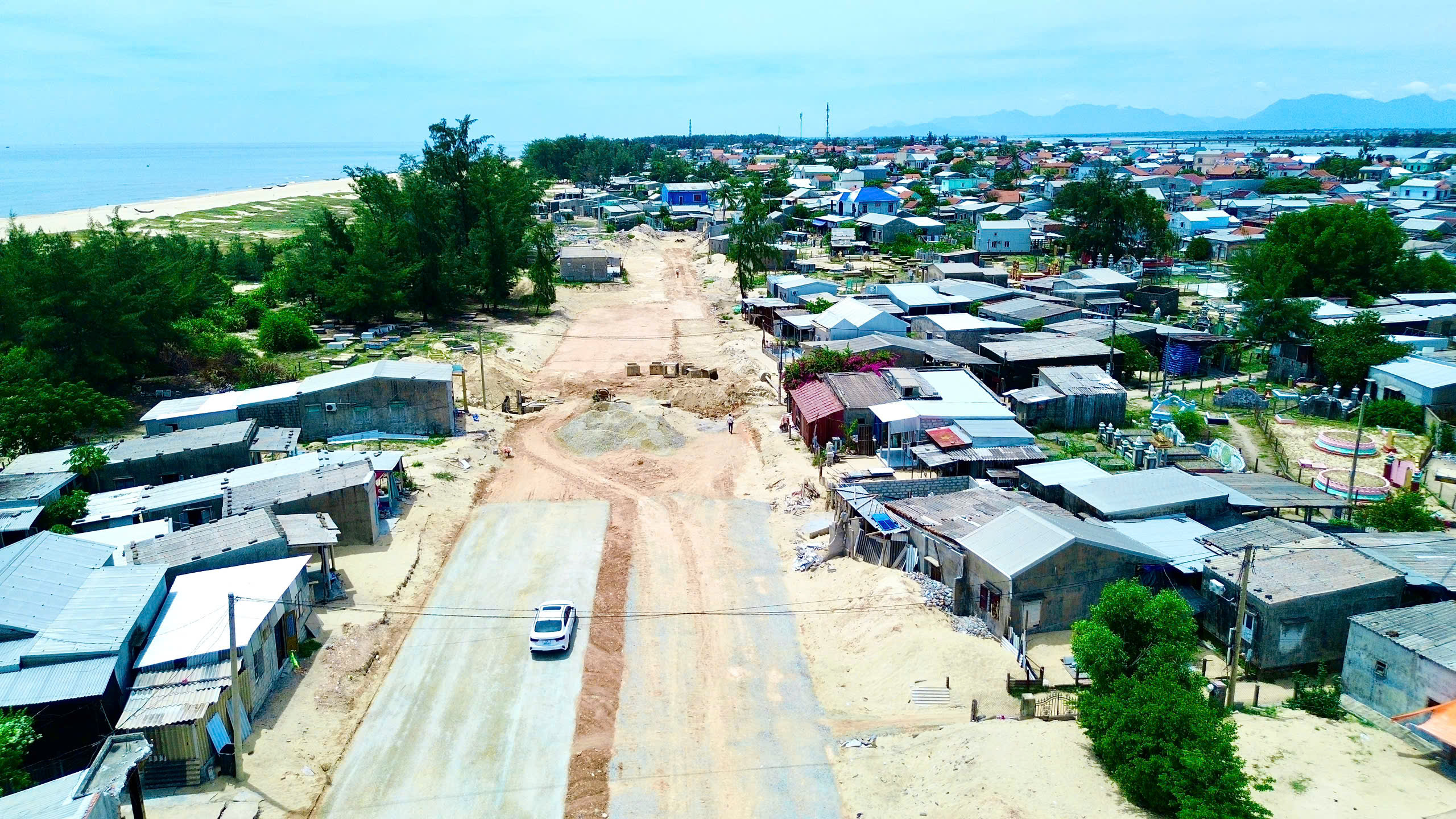 Còn vướng 1,6km mặt bằng, cầu vượt biển dài nhất miền Trung có cán đích đúng hẹn 31/12?- Ảnh 3. Còn vướng 1,6km mặt bằng, cầu vượt biển dài nhất miền Trung có cán đích đúng hẹn 31/12?- Ảnh 3.