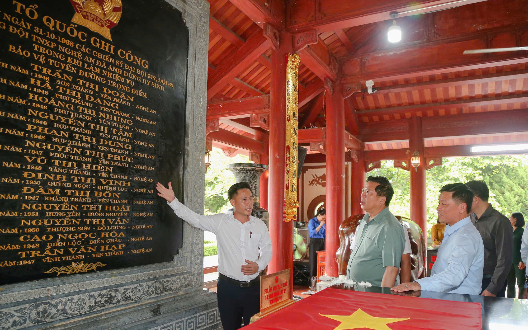 Bộ trưởng Trần Hồng Minh dâng hương tưởng niệm các anh hùng liệt sĩ Trường Sơn