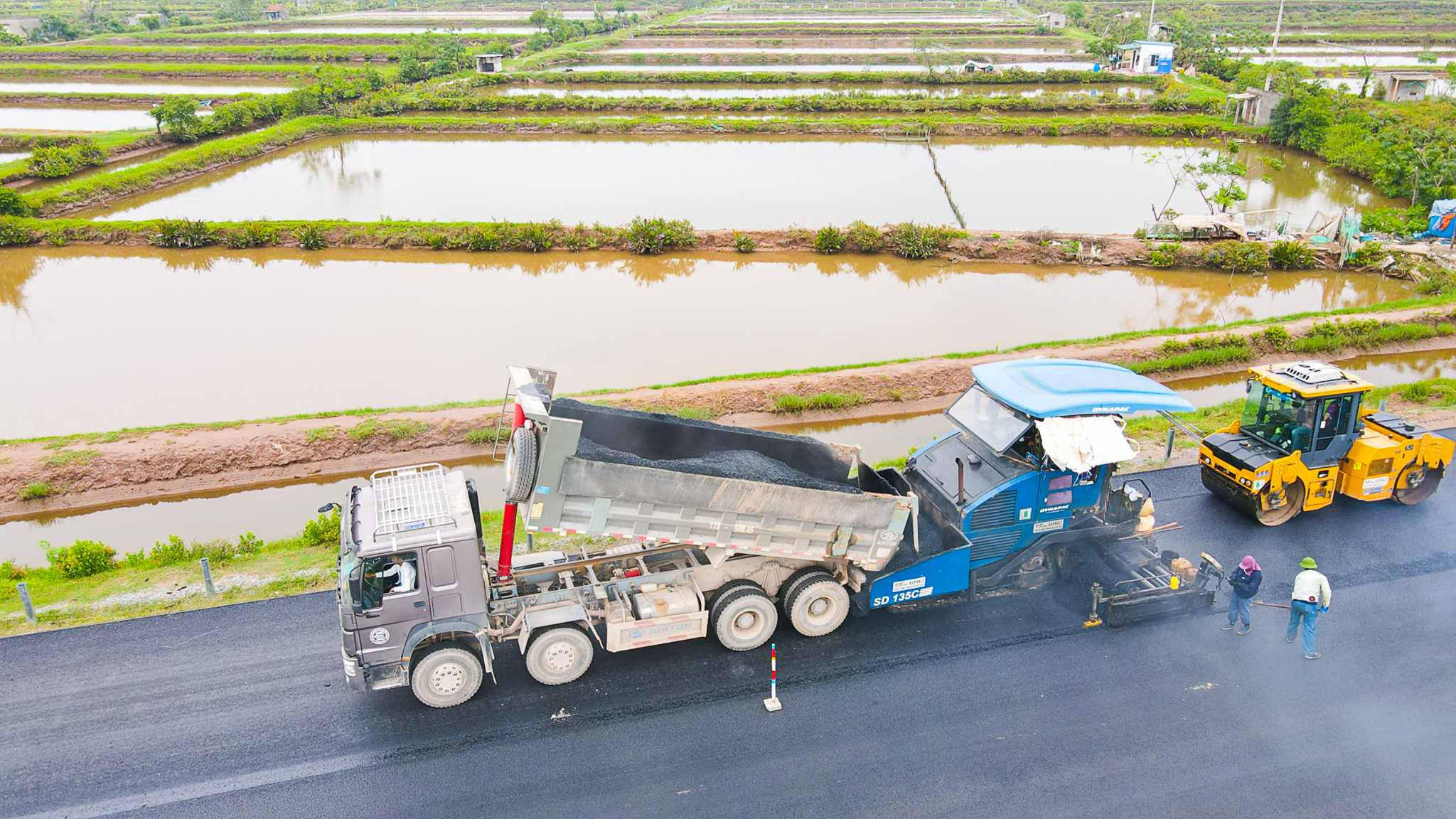 Hưng Yên: Hối hả thi công, quyết tâm đưa tuyến đường ven biển về đích dịp Quốc khánh- Ảnh 7. Hưng Yên: Hối hả thi công, quyết tâm đưa tuyến đường ven biển về đích dịp Quốc khánh- Ảnh 7.