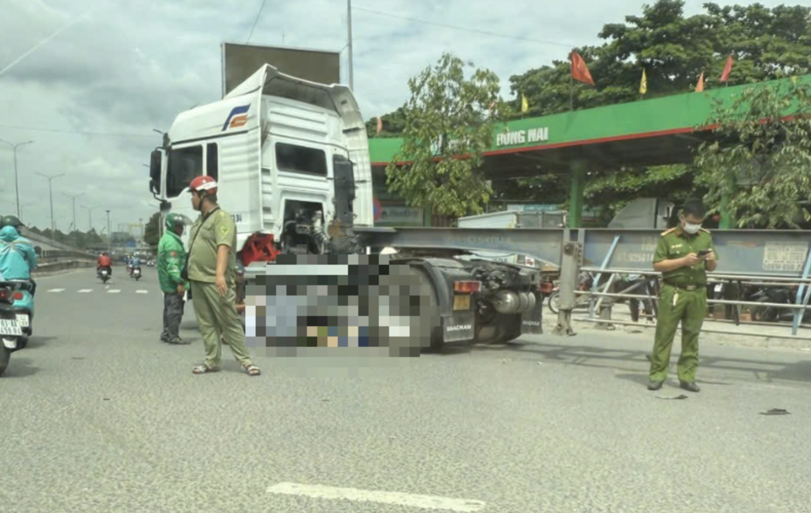 Hiện trường vụ tai nạn ở ngã tư Vũng Tàu khiến người đàn ông đi xe máy tử vong tại chỗ. Hiện trường vụ tai nạn ở ngã tư Vũng Tàu khiến người đàn ông đi xe máy tử vong tại chỗ.