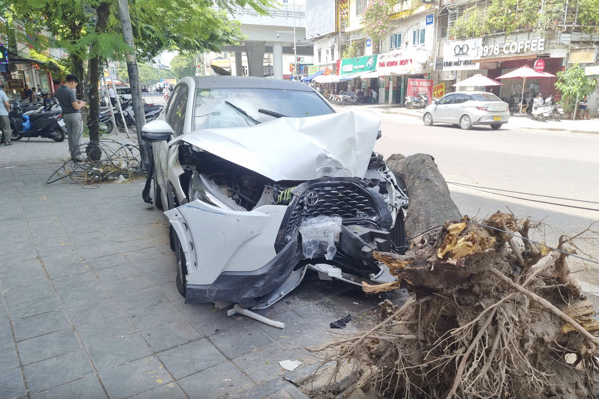 Chiếc ô tô tại hiện trường vụ tai nạn. Chiếc ô tô tại hiện trường vụ tai nạn.