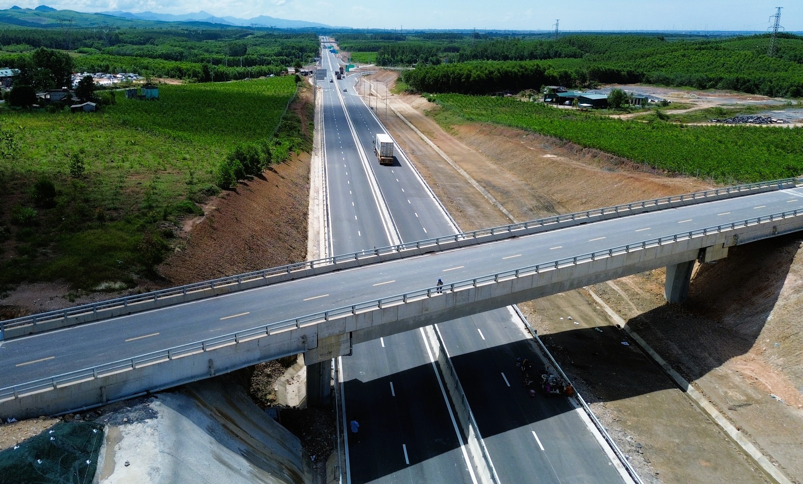 Hoàn thành các cao tốc Vũng Áng - Bùng, Vạn Ninh - Cam Lộ vào dịp 19/8- Ảnh 2. Hoàn thành các cao tốc Vũng Áng - Bùng, Vạn Ninh - Cam Lộ vào dịp 19/8- Ảnh 2.