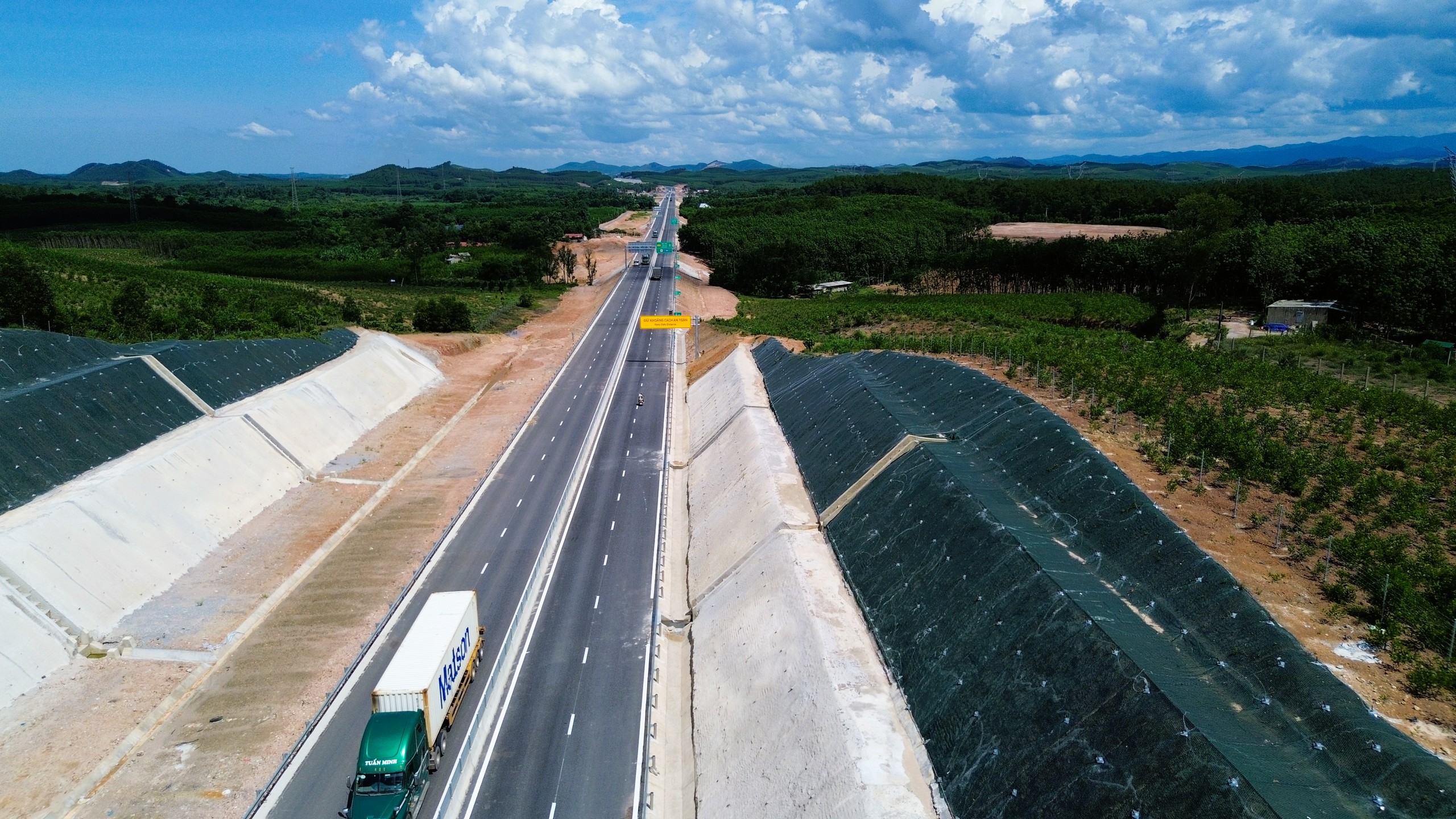 Hoàn thành các cao tốc Vũng Áng - Bùng, Vạn Ninh - Cam Lộ vào dịp 19/8- Ảnh 3. Hoàn thành các cao tốc Vũng Áng - Bùng, Vạn Ninh - Cam Lộ vào dịp 19/8- Ảnh 3.