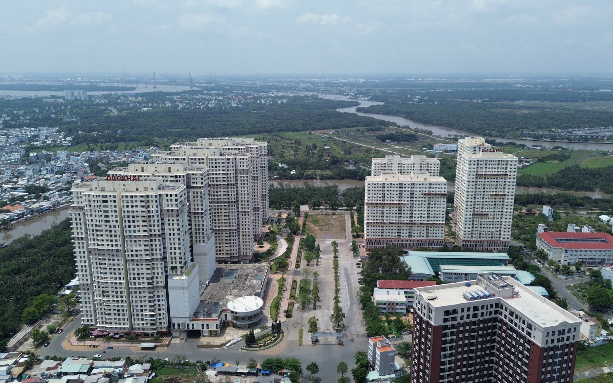 Giá nhà TP.HCM vẫn neo cao, Sở Xây dựng hiến kế “hạ nhiệt” thị trường
