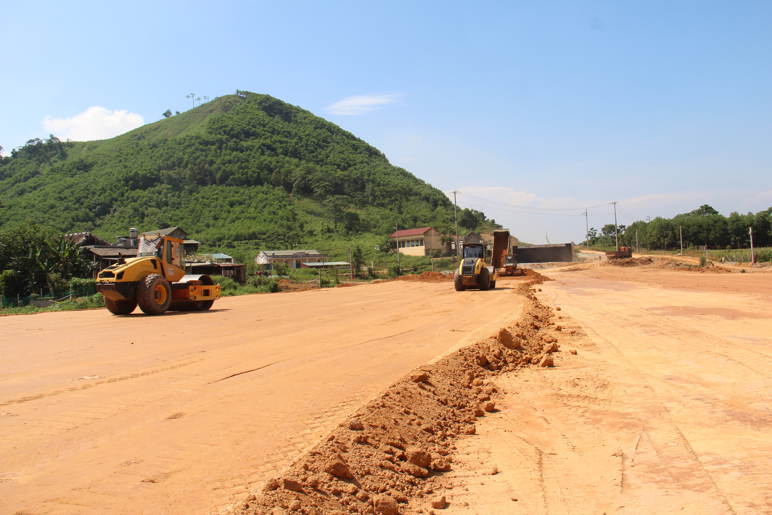 Cao tốc Tuyên Quang - Hà Giang: Tăng tốc thi công, nỗ lực cán đích đúng hạn 19/12- Ảnh 5. Cao tốc Tuyên Quang - Hà Giang: Tăng tốc thi công, nỗ lực cán đích đúng hạn 19/12- Ảnh 5.