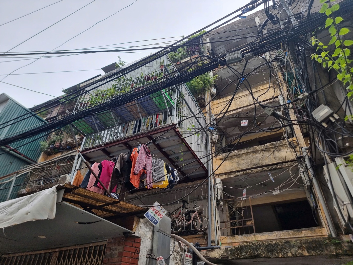 Hà Nội: Nhiều khu tập thể cũ xuống cấp, tiềm ẩn nguy cơ cháy nổ nghiêm trọng- Ảnh 4.