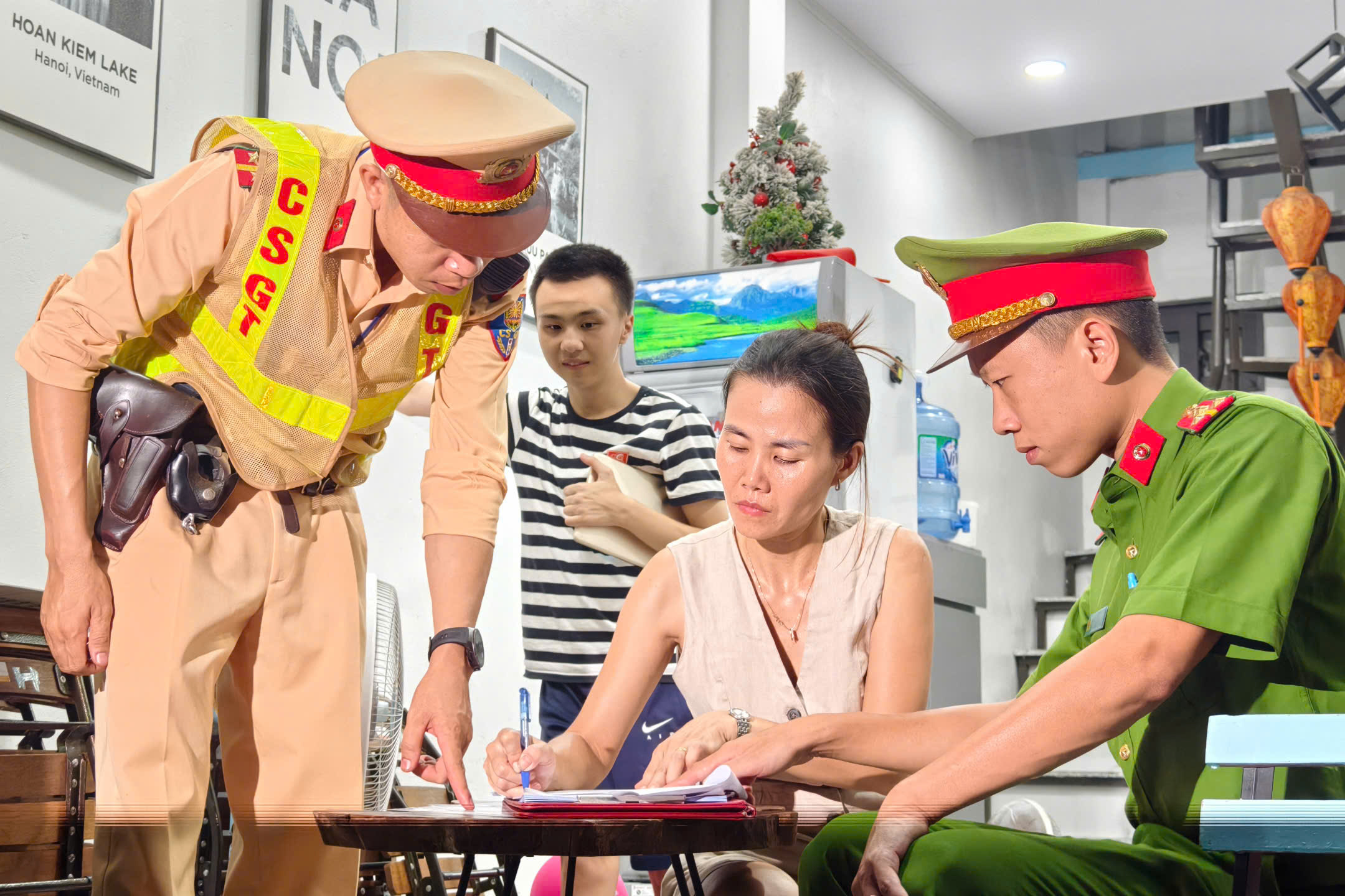 Hà Nội: Phạt hàng chục quán vi phạm, lắp camera giám sát dẹp cafe đường tàu- Ảnh 4.
