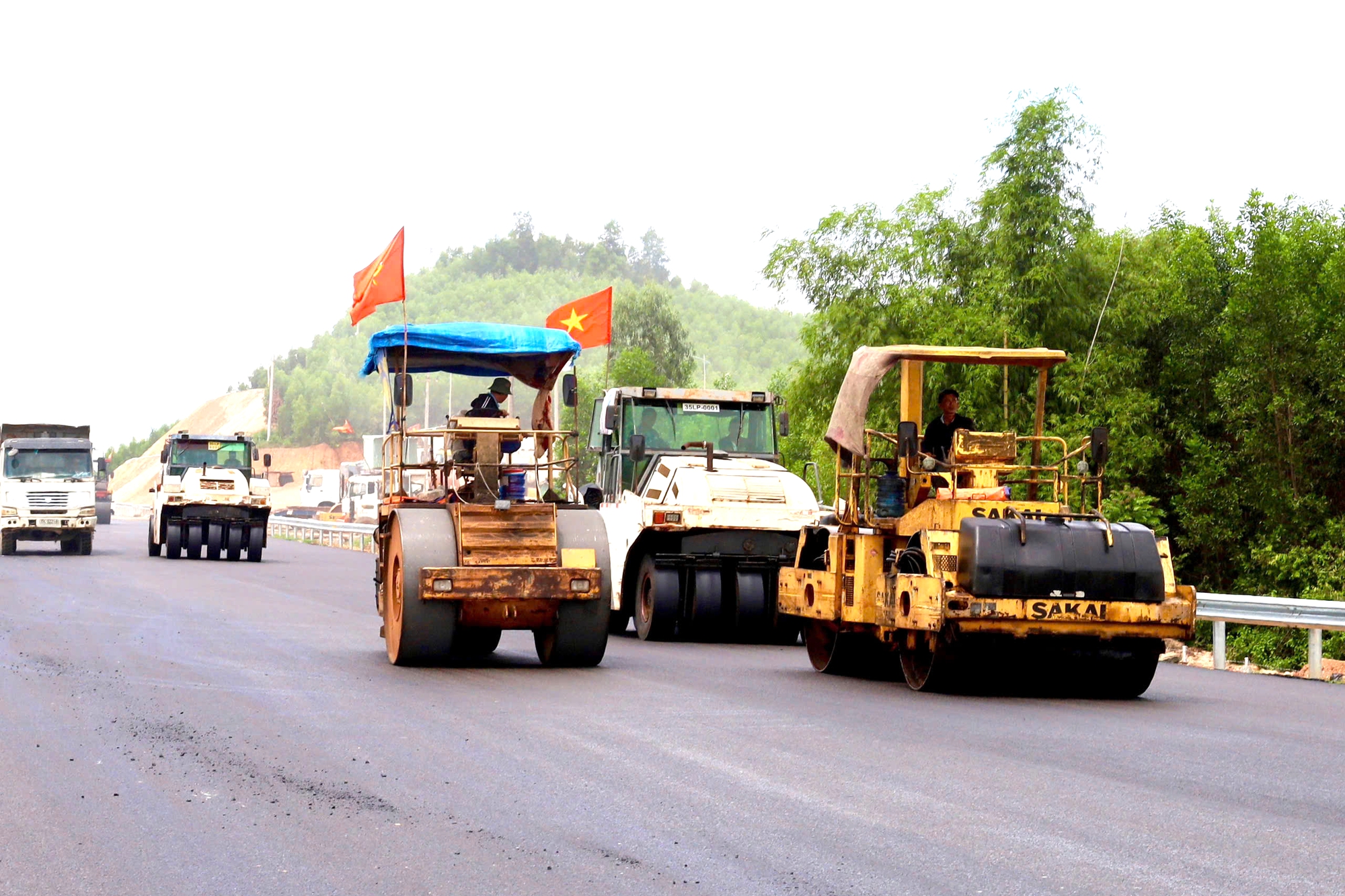 Cao tốc Hoài Nhơn - Quy Nhơn vượt tiến độ nhờ thi đua 500 ngày đêm- Ảnh 2.