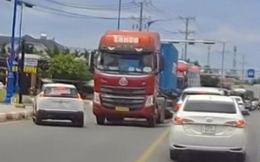 Xe con lấn làn ngược chiều, suýt gây tai nạn giao thông
