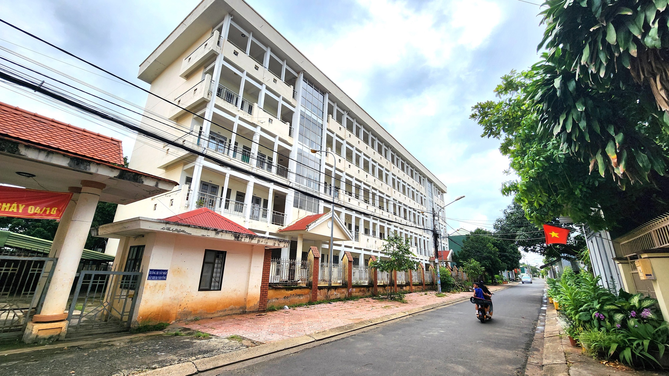 Đắk Lắk: Tất bật cải tạo nhà ở phục vụ gần 1.000 cán bộ làm việc tại trung tâm hành chính - Ảnh 2. Đắk Lắk: Tất bật cải tạo nhà ở phục vụ gần 1.000 cán bộ làm việc tại trung tâm hành chính - Ảnh 2.