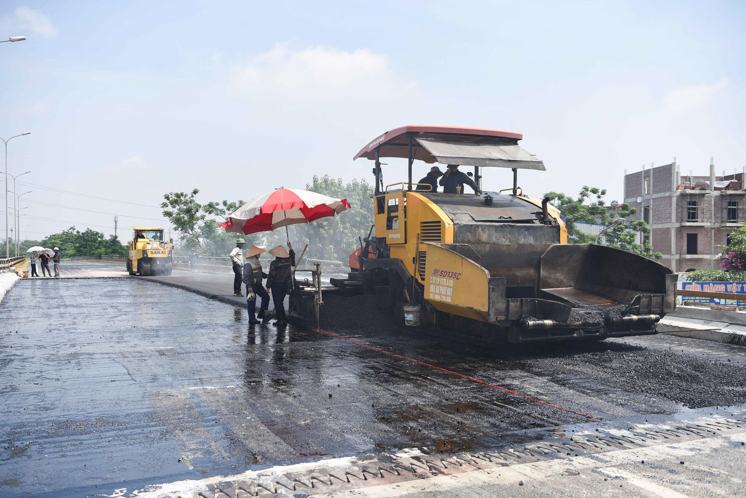 Cầu huyết mạch trên QL18 thông xe, tài xế vui mừng không còn lo tắc đường- Ảnh 2. Cầu huyết mạch trên QL18 thông xe, tài xế vui mừng không còn lo tắc đường- Ảnh 2.