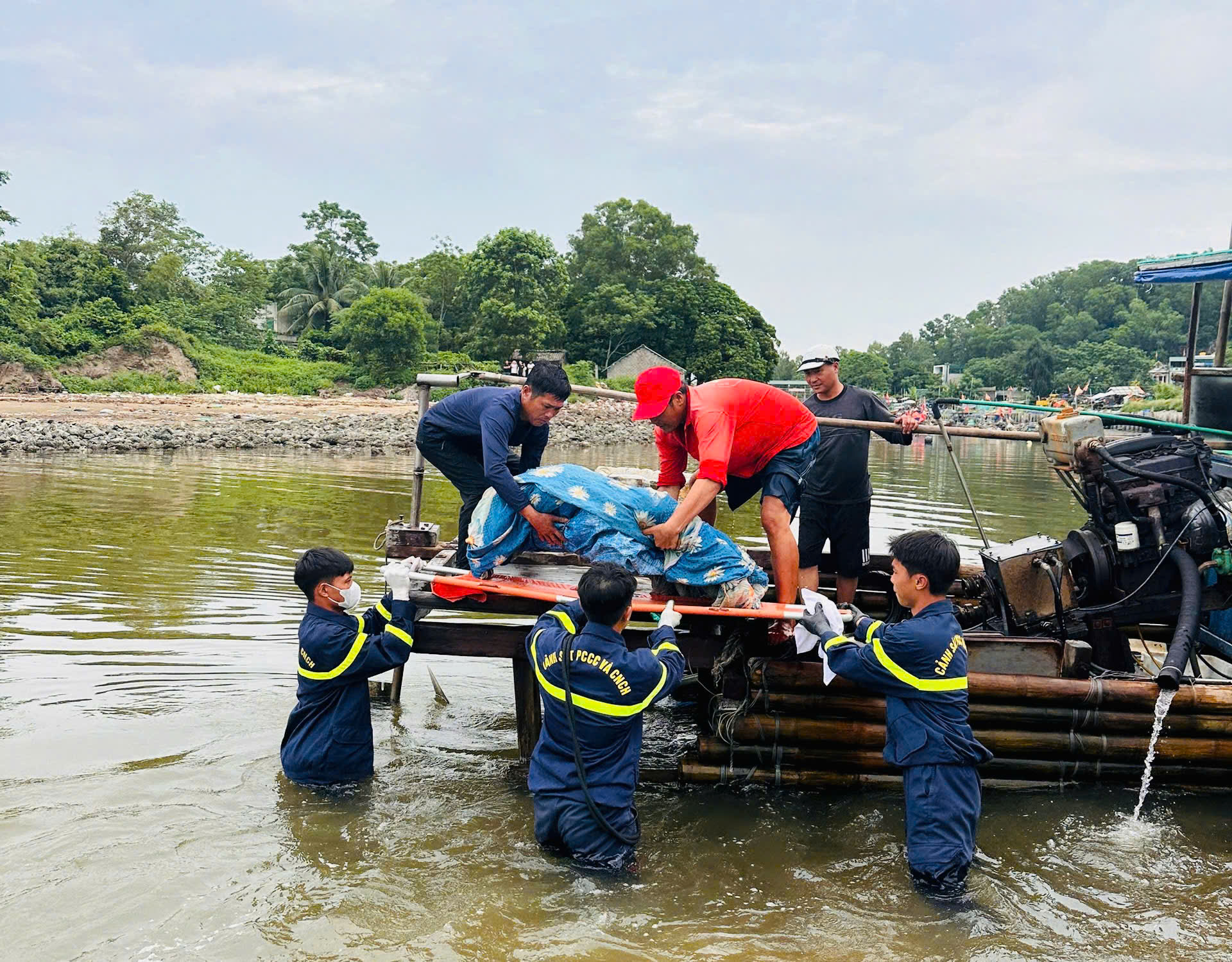 Bé trai đuối nước ở Sầm Sơn được tìm thấy tại khu vực gần đảo Mê- Ảnh 1. Bé trai đuối nước ở Sầm Sơn được tìm thấy tại khu vực gần đảo Mê- Ảnh 1.