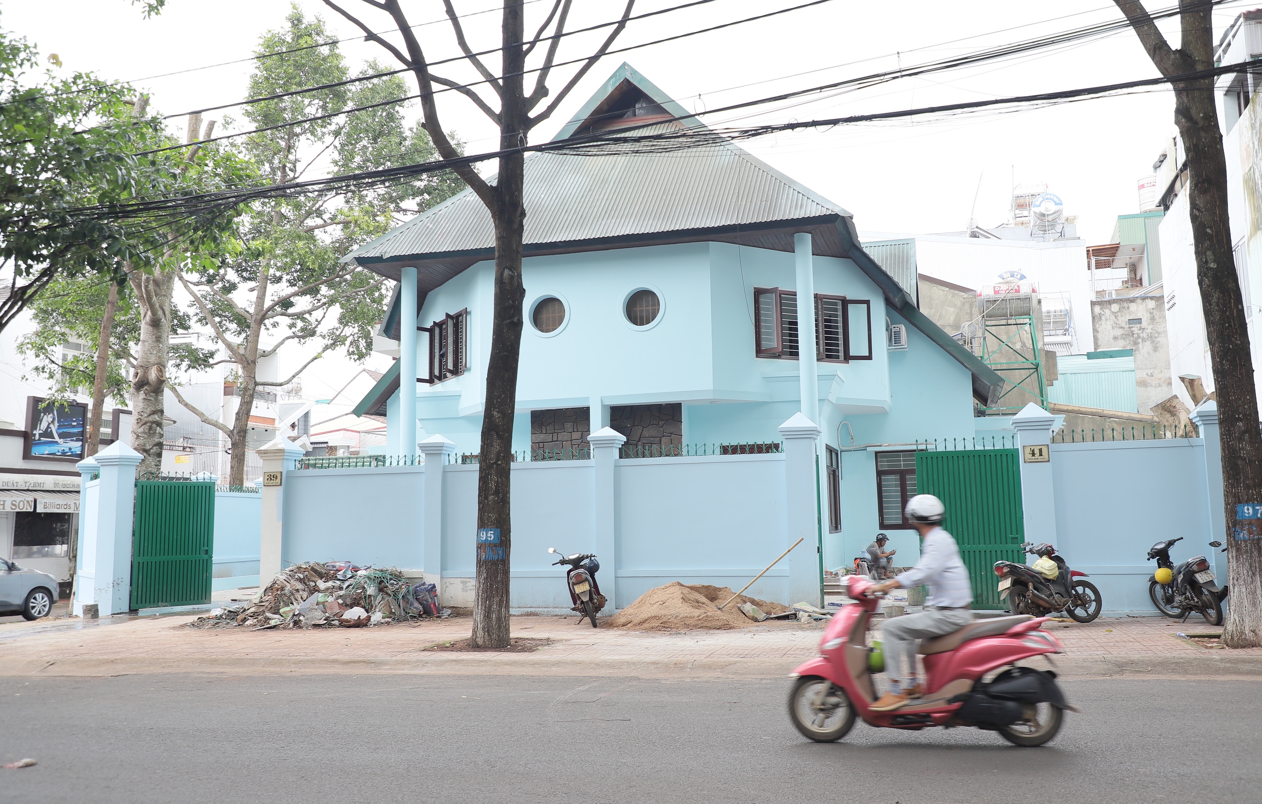 Đắk Lắk: Tất bật cải tạo nhà ở phục vụ gần 1.000 cán bộ làm việc tại trung tâm hành chính - Ảnh 3. Đắk Lắk: Tất bật cải tạo nhà ở phục vụ gần 1.000 cán bộ làm việc tại trung tâm hành chính - Ảnh 3.