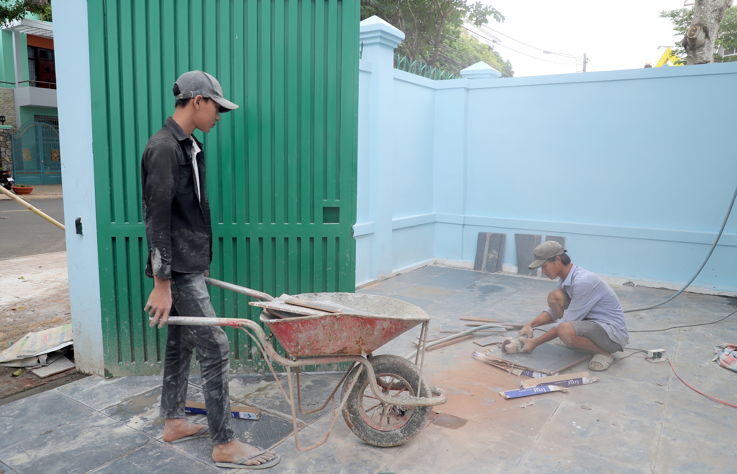 Đắk Lắk: Tất bật cải tạo nhà ở phục vụ gần 1.000 cán bộ làm việc tại trung tâm hành chính - Ảnh 10. Đắk Lắk: Tất bật cải tạo nhà ở phục vụ gần 1.000 cán bộ làm việc tại trung tâm hành chính - Ảnh 10.