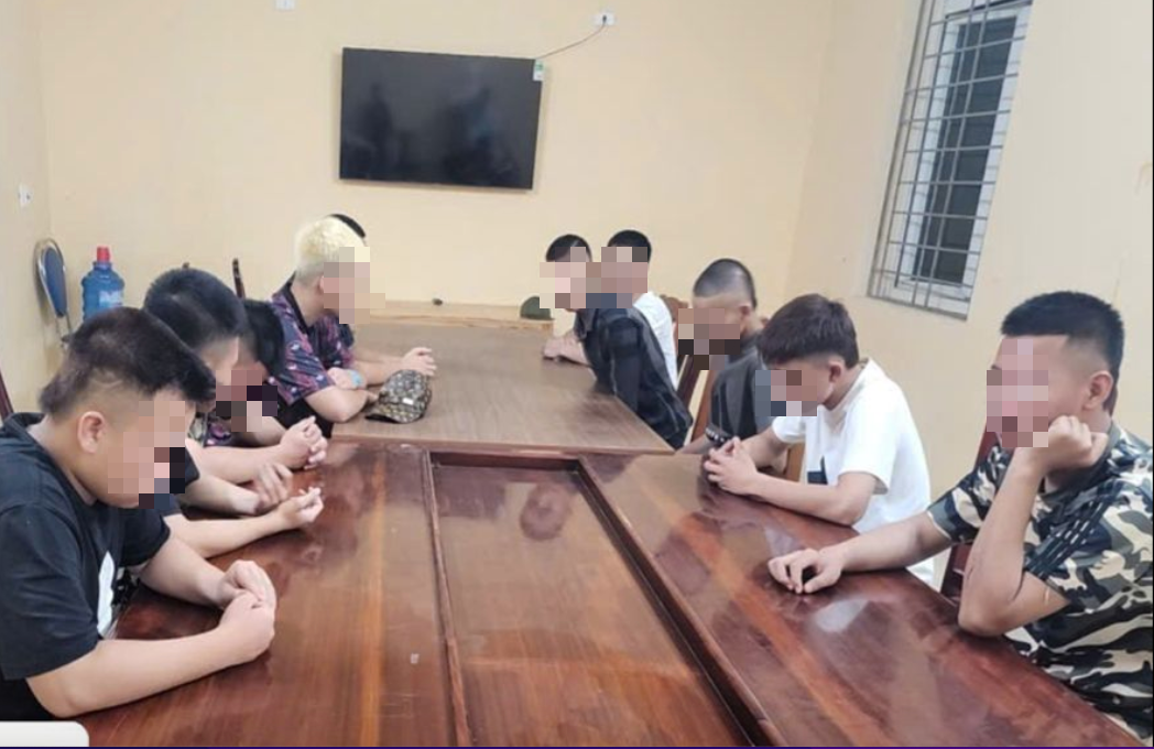 Công an Thanh Hóa xử lý hàng chục thanh thiếu niên mang hung khí náo loạn đường quê - Ảnh 1. Công an Thanh Hóa xử lý hàng chục thanh thiếu niên mang hung khí náo loạn đường quê - Ảnh 1.