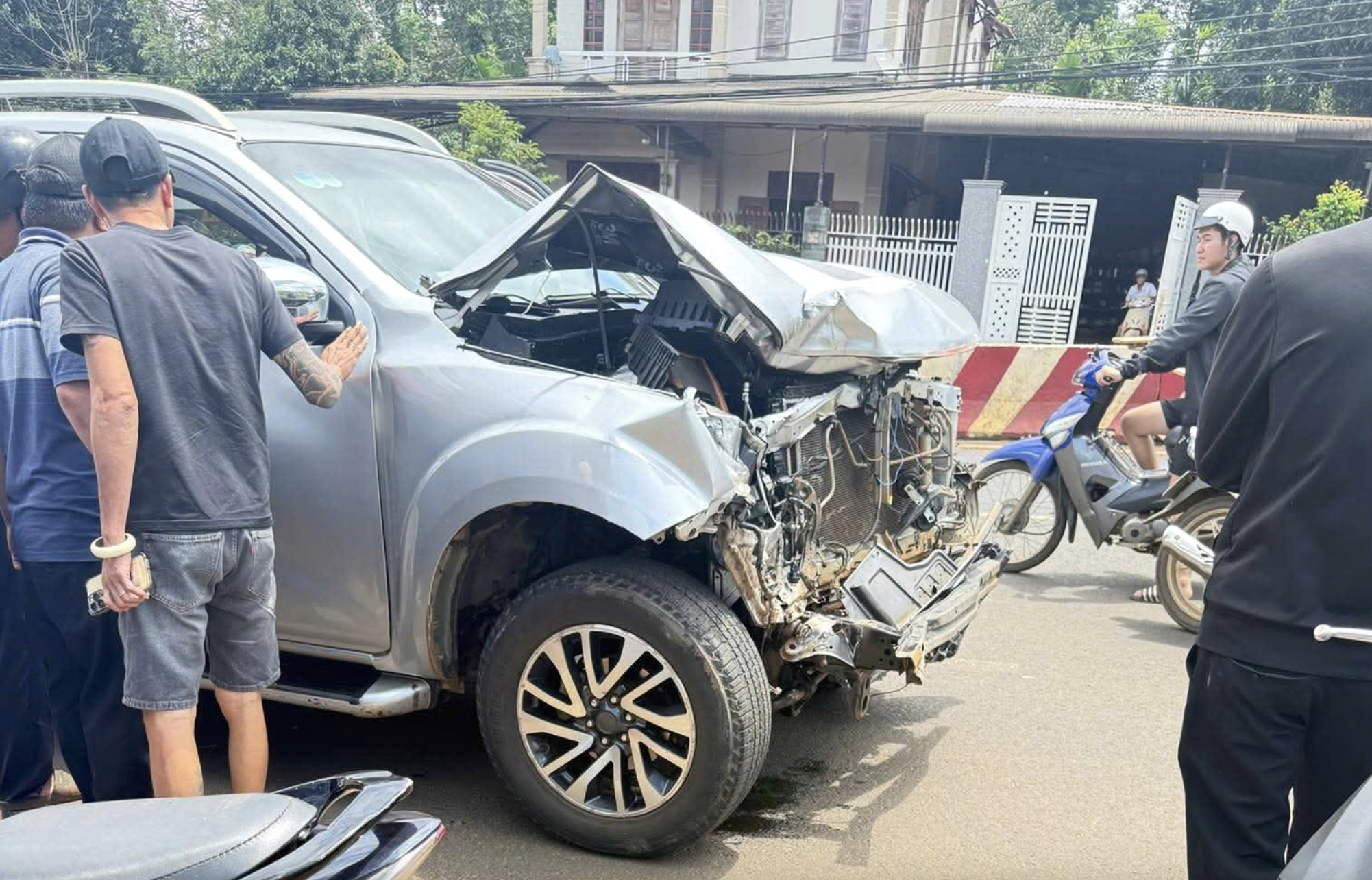 Người dân Đắk Lắk vây bắt tài xế xe ô tô gây tai nạn rồi bỏ trốn giao cho công an xử lý. Người dân Đắk Lắk vây bắt tài xế xe ô tô gây tai nạn rồi bỏ trốn giao cho công an xử lý.