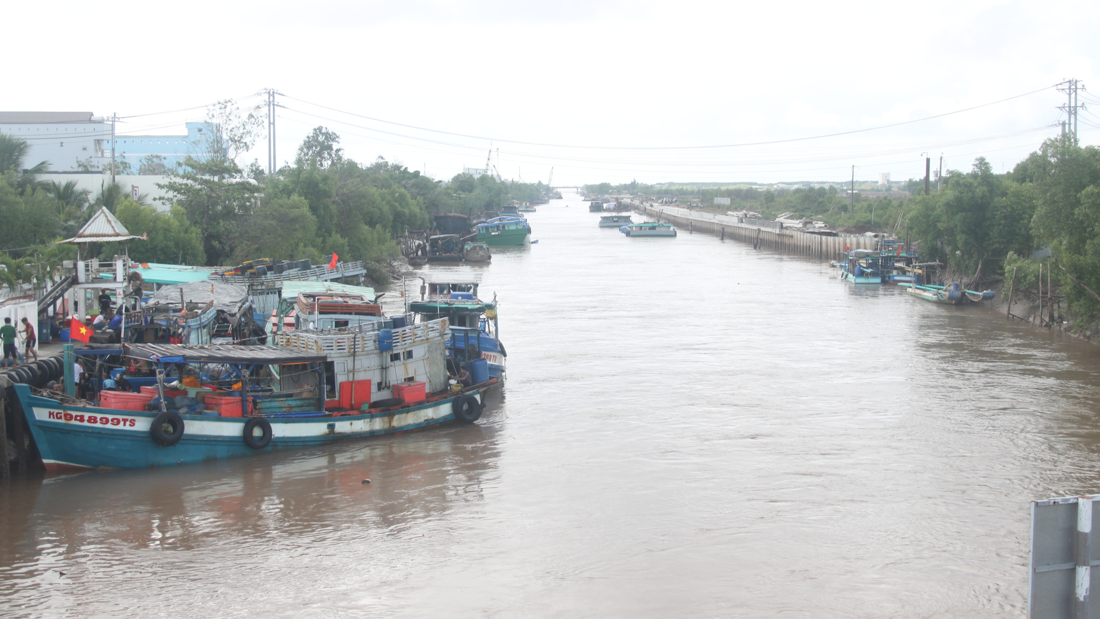 Cà Mau: Nhiều vị trí sạt lở nguy cơ đe doạ sản xuất, gây hư hỏng đường giao thông- Ảnh 1. Cà Mau: Nhiều vị trí sạt lở nguy cơ đe doạ sản xuất, gây hư hỏng đường giao thông- Ảnh 1.