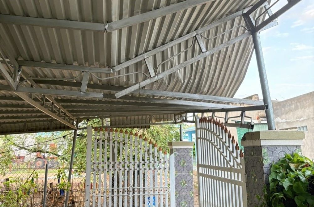 Nhiều nhà ở Lâm Đồng bị tốc mái sau trận mưa dông lớn- Ảnh 2. Nhiều nhà ở Lâm Đồng bị tốc mái sau trận mưa dông lớn- Ảnh 2.