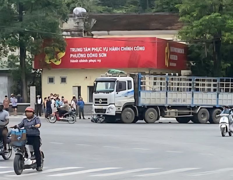 Thanh Hóa: Va chạm xe tải ở ngã tư, người phụ nữ tử vong thương tâm - Ảnh 1.