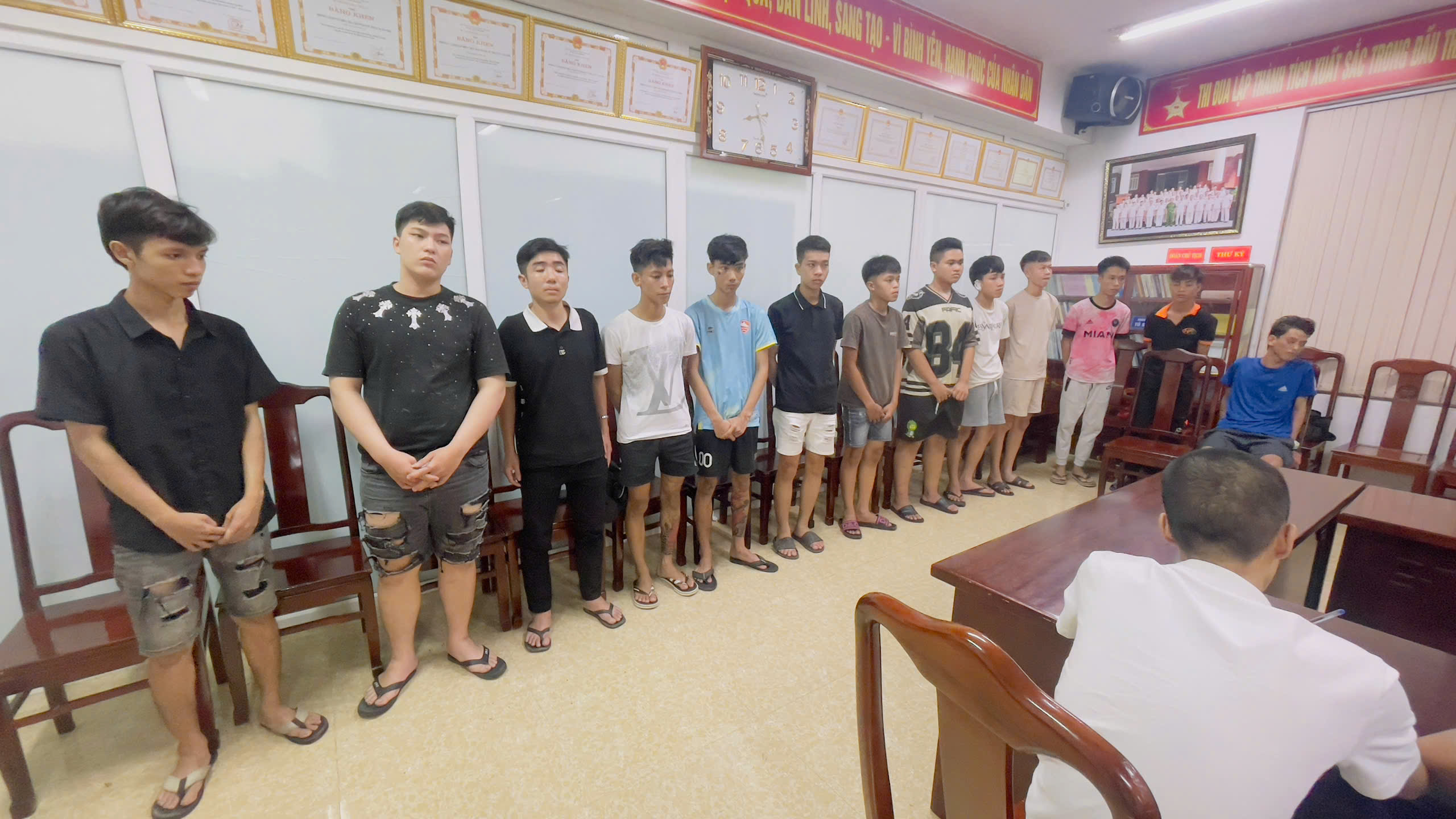 Huế: Ngăn chặn kịp thời 36 đối tượng vác hung khí chuẩn bị đánh nhau- Ảnh 2.