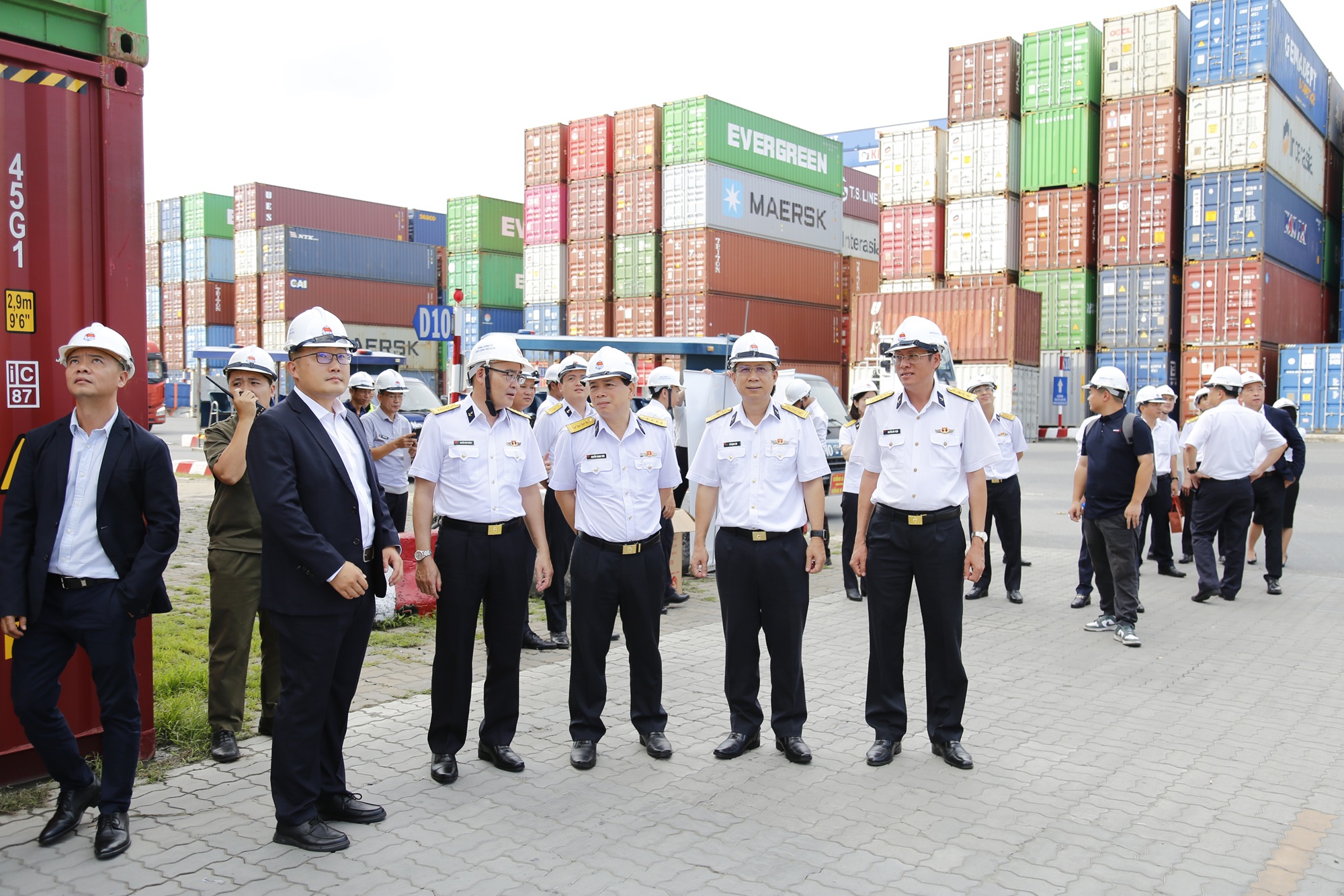 Tân Cảng Sài Gòn tiếp nhận 12 cẩu khung hiện đại- Ảnh 2. Tân Cảng Sài Gòn tiếp nhận 12 cẩu khung hiện đại- Ảnh 2.