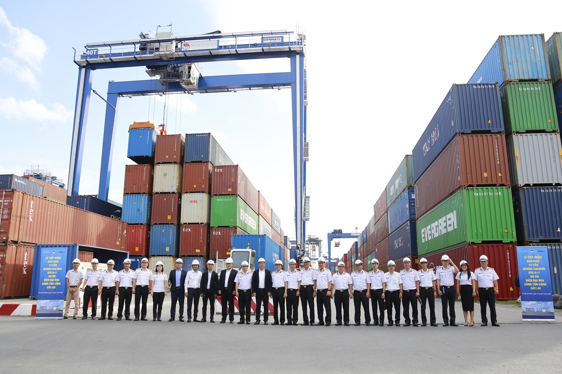 Tân Cảng Sài Gòn tiếp nhận 12 cẩu khung hiện đại- Ảnh 4. Tân Cảng Sài Gòn tiếp nhận 12 cẩu khung hiện đại- Ảnh 4.