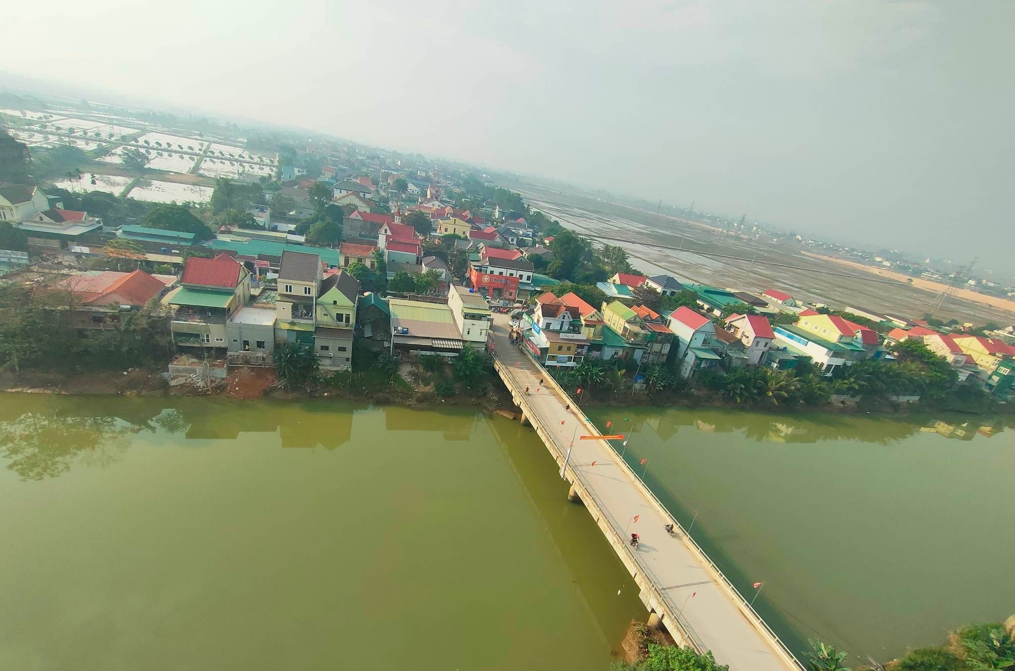 Nghệ An: Tình trạng xây dựng lấn chiếm công trình đê điều, thủy lợi ngày càng nghiêm trọng- Ảnh 7. Nghệ An: Tình trạng xây dựng lấn chiếm công trình đê điều, thủy lợi ngày càng nghiêm trọng- Ảnh 7.