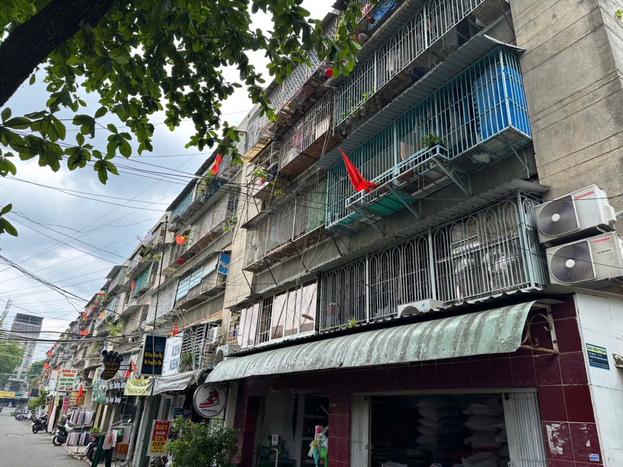 TP.HCM: Tháo gỡ “chuồng cọp” ở chung cư Thanh Đa sau vụ cháy cư xá Độc Lập- Ảnh 10.
