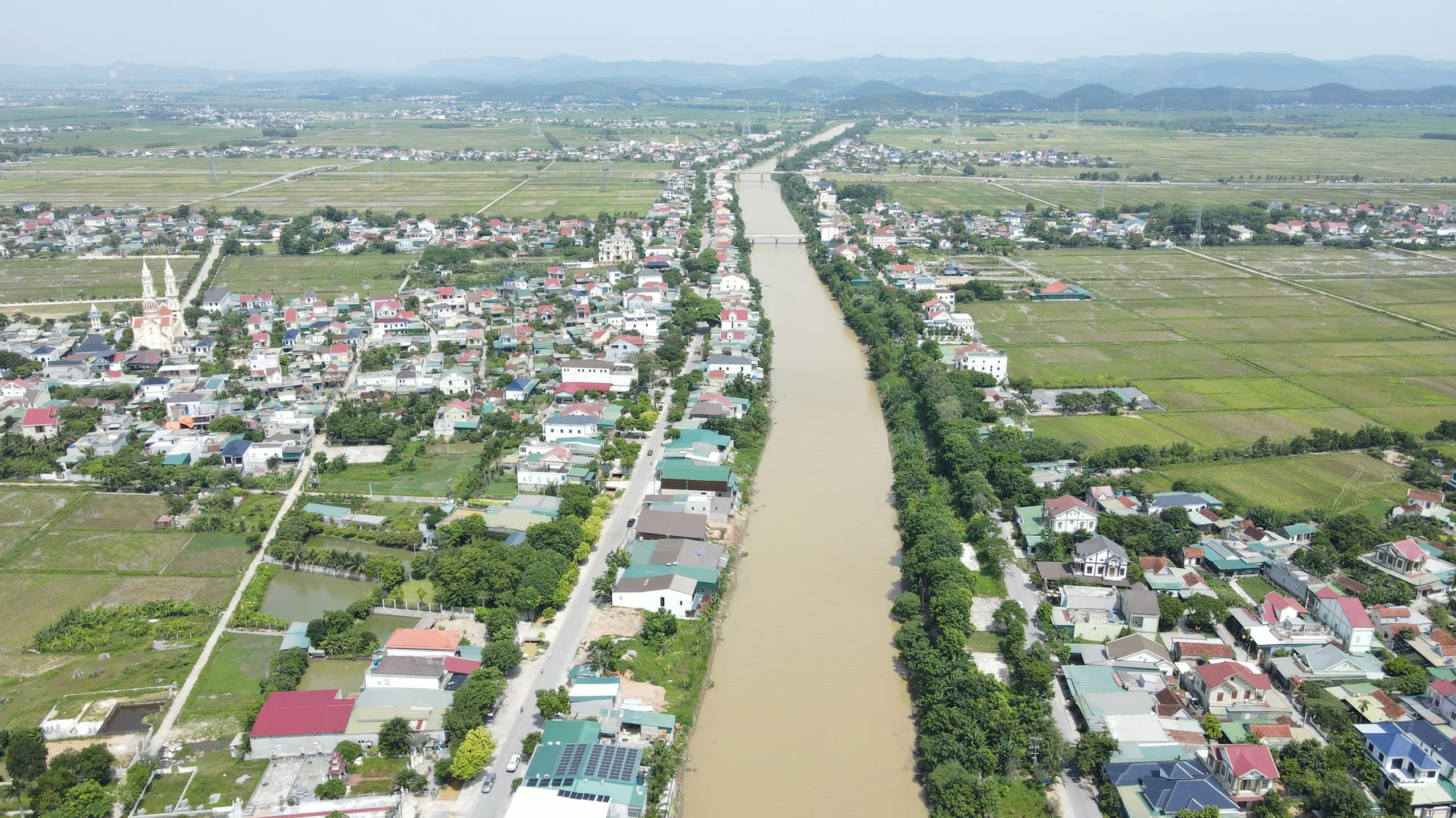 Nghệ An: Tình trạng xây dựng lấn chiếm công trình đê điều, thủy lợi ngày càng nghiêm trọng- Ảnh 1. Nghệ An: Tình trạng xây dựng lấn chiếm công trình đê điều, thủy lợi ngày càng nghiêm trọng- Ảnh 1.