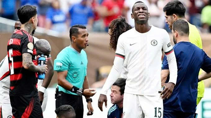 Tấm thẻ đỏ của Nicolas Jackson và ngã rẽ đưa Chelsea vào chung kết FIFA Club World Cup- Ảnh 1. Tấm thẻ đỏ của Nicolas Jackson và ngã rẽ đưa Chelsea vào chung kết FIFA Club World Cup- Ảnh 1.