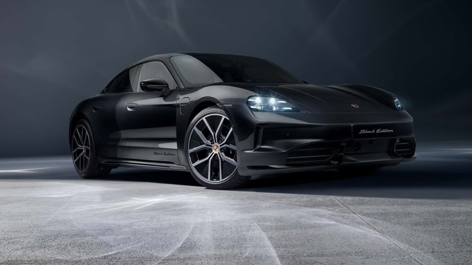Porsche Taycan phiên bản đặc biệt Black Edition ra mắt- Ảnh 1. Porsche Taycan phiên bản đặc biệt Black Edition ra mắt- Ảnh 1.