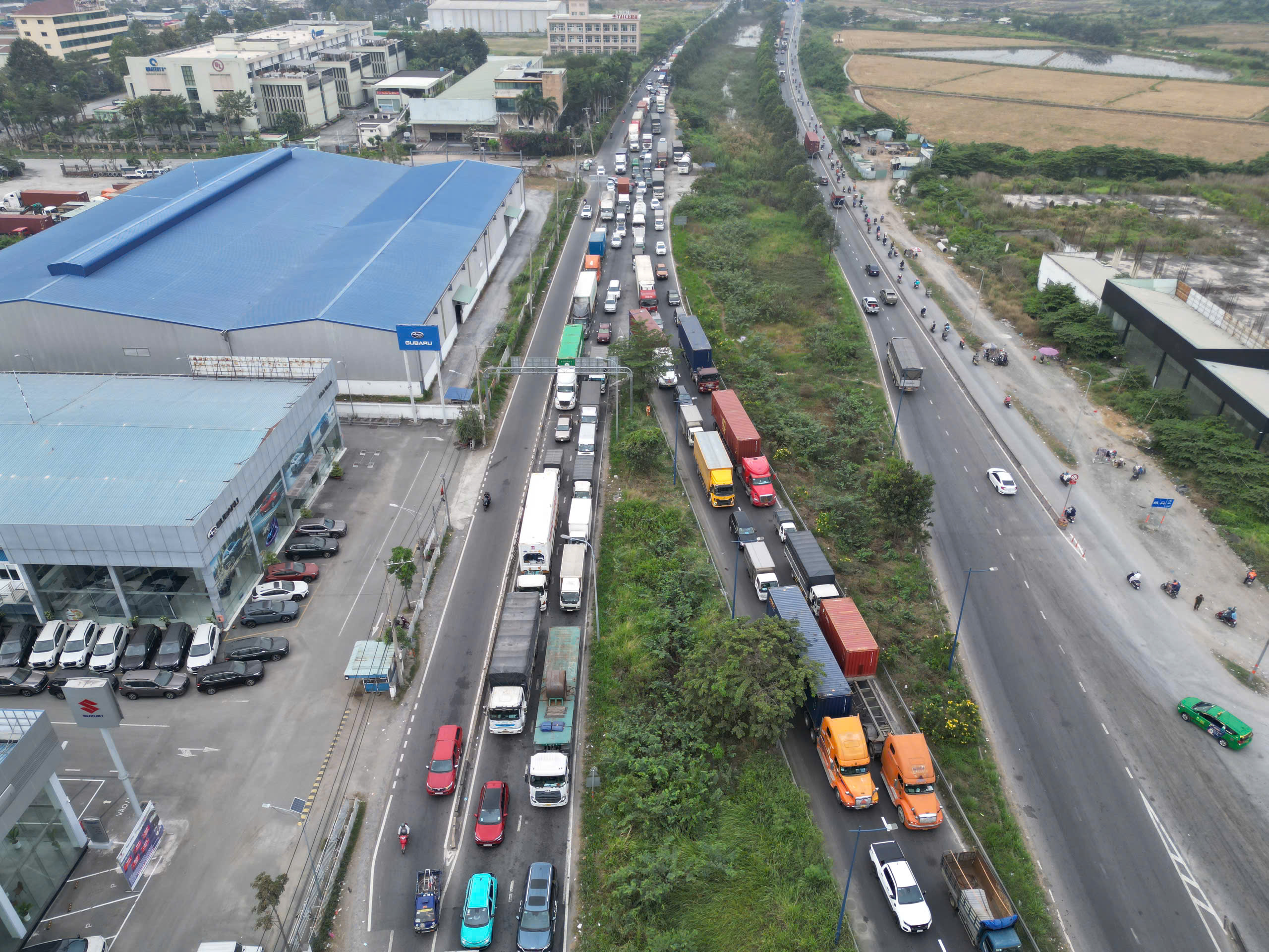 TP.HCM đẩy nhanh tiến độ loạt dự án giao thông cửa ngõ để gỡ điểm nghẽn ùn tắc- Ảnh 3. TP.HCM đẩy nhanh tiến độ loạt dự án giao thông cửa ngõ để gỡ điểm nghẽn ùn tắc- Ảnh 3.
