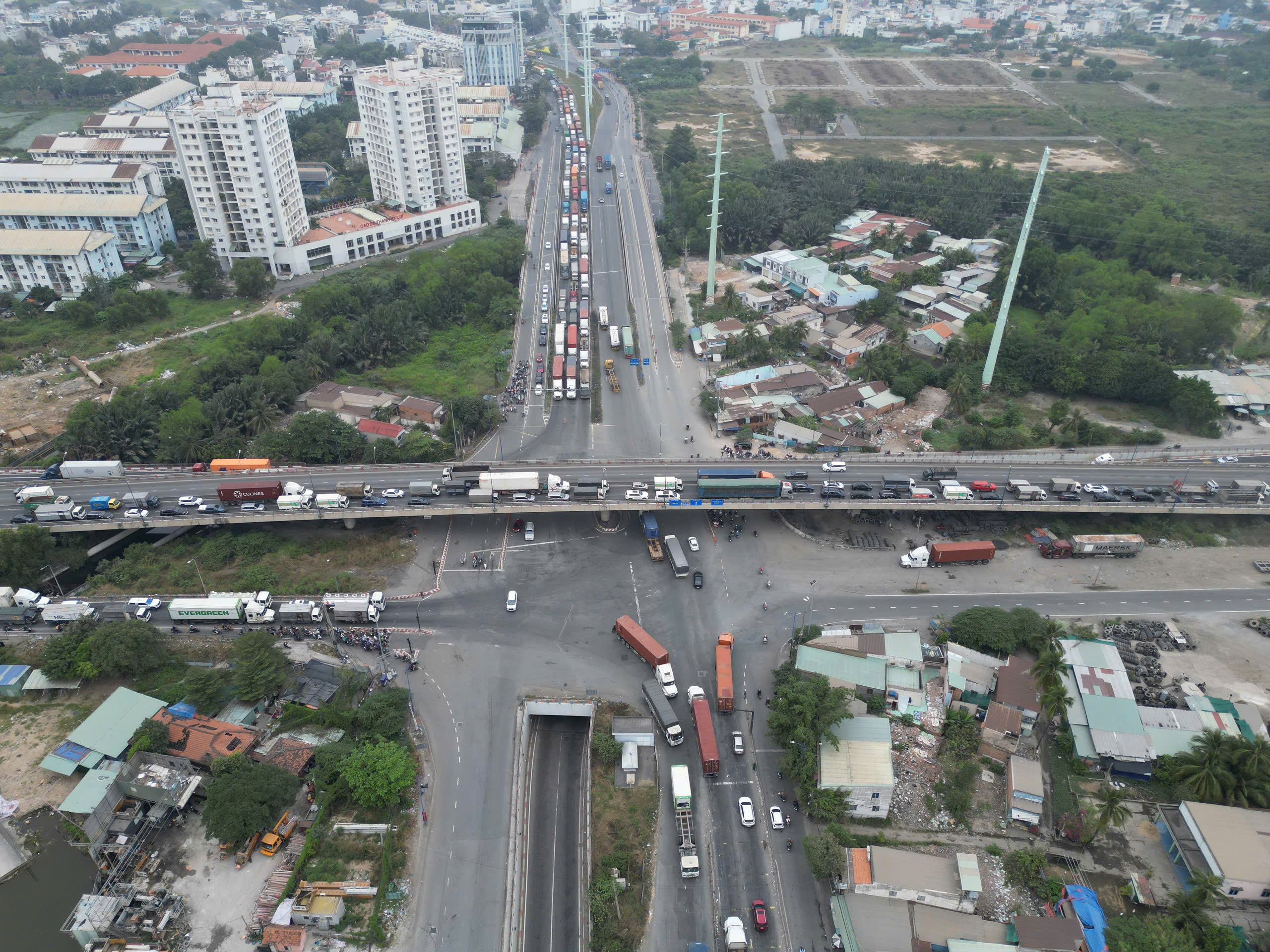 TP.HCM tìm giải pháp giảm ùn tắc khu vực cảng Cát Lái và cầu Phú Mỹ- Ảnh 3. TP.HCM tìm giải pháp giảm ùn tắc khu vực cảng Cát Lái và cầu Phú Mỹ- Ảnh 3.