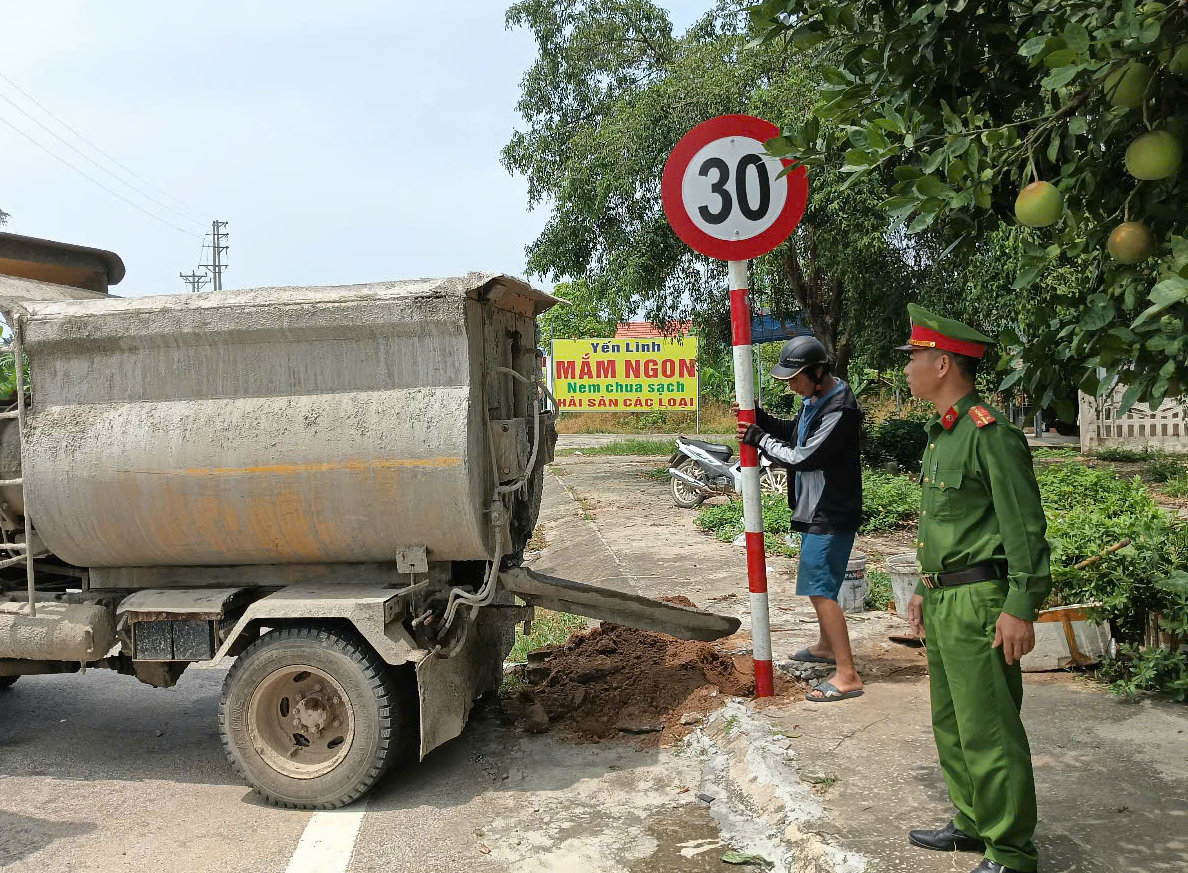 Sau phản ánh, khu du lịch biển Hải Tiến cắm biển cho xe điện chạy- Ảnh 1. Sau phản ánh, khu du lịch biển Hải Tiến cắm biển cho xe điện chạy- Ảnh 1.