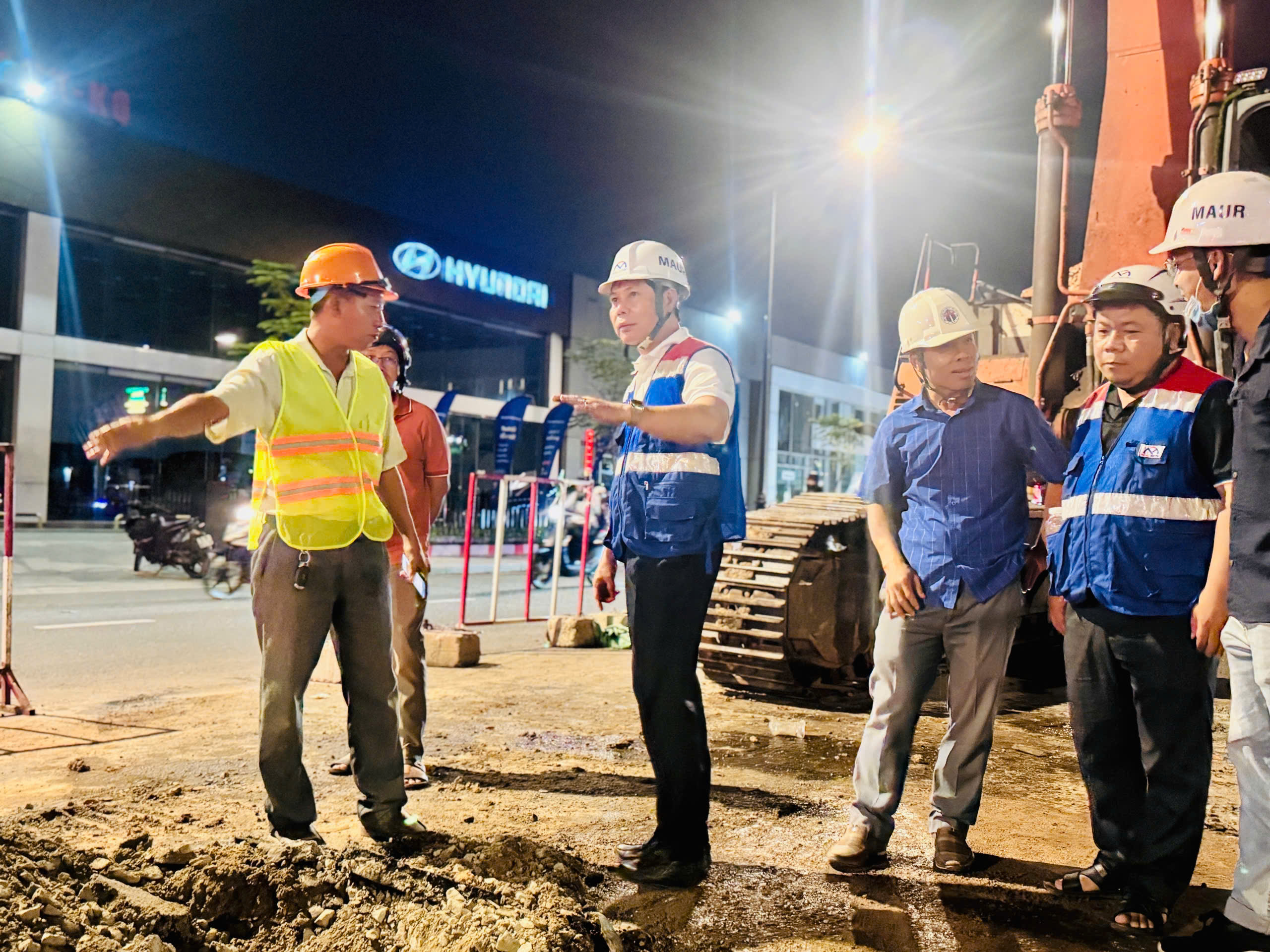 TP.HCM: Di dời hạ tầng đạt 60%, tuyến metro số 2 quyết tâm khởi công trong năm 2025- Ảnh 1. TP.HCM: Di dời hạ tầng đạt 60%, tuyến metro số 2 quyết tâm khởi công trong năm 2025- Ảnh 1.
