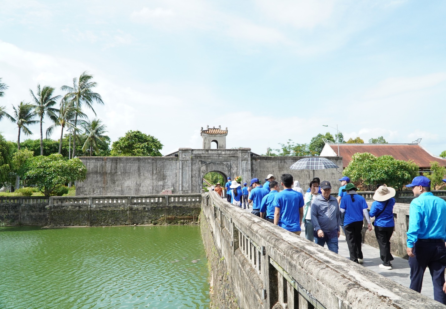 Hàng nghìn du khách đến dâng hương tại Thành cổ Quảng Trị dịp 27/7- Ảnh 1. Hàng nghìn du khách đến dâng hương tại Thành cổ Quảng Trị dịp 27/7- Ảnh 1.