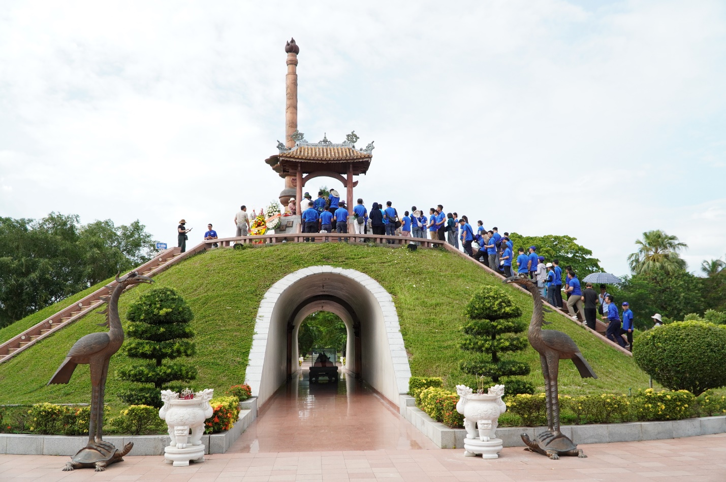 Hàng nghìn du khách đến dâng hương tại Thành cổ Quảng Trị dịp 27/7- Ảnh 2. Hàng nghìn du khách đến dâng hương tại Thành cổ Quảng Trị dịp 27/7- Ảnh 2.